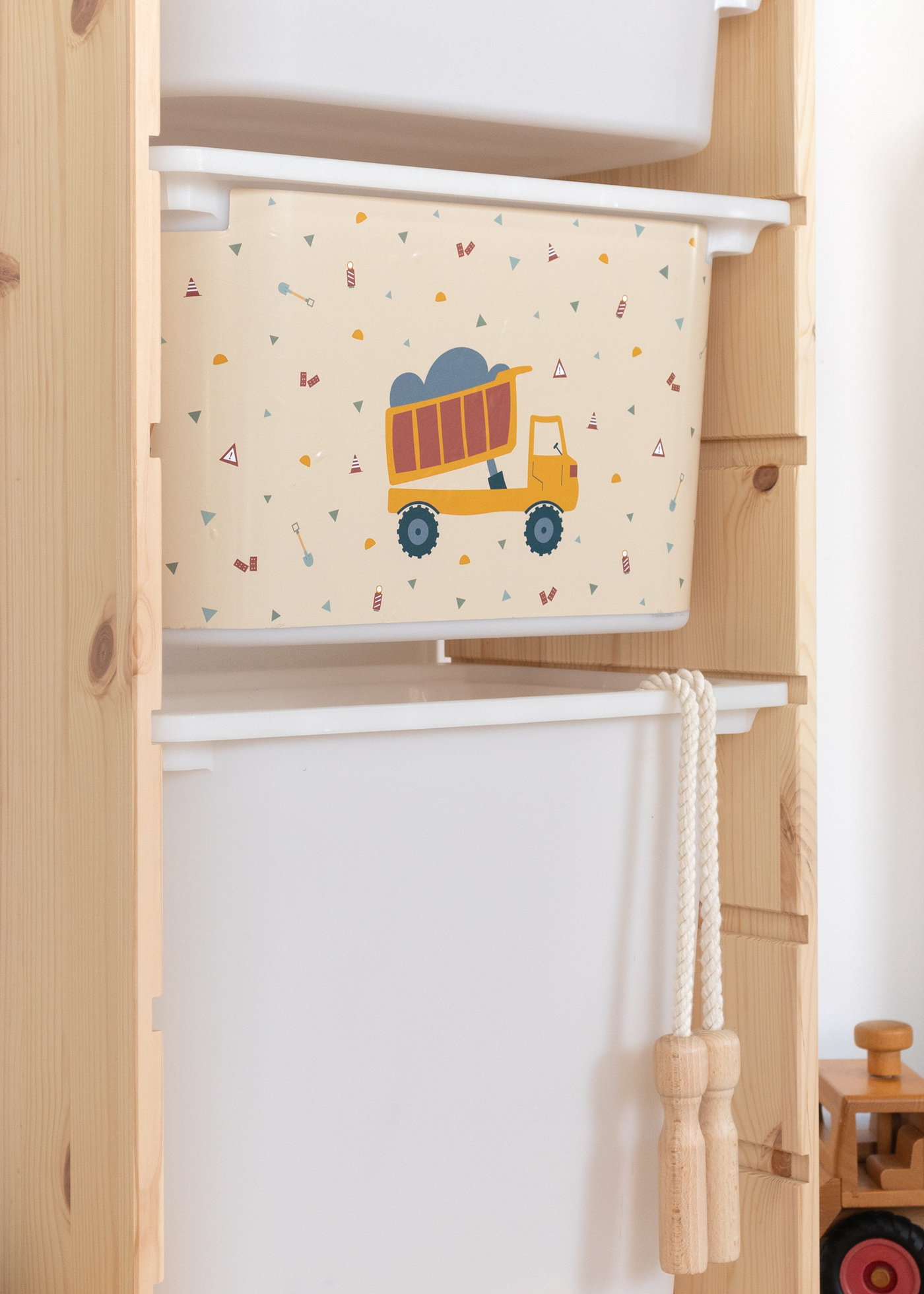 Beige Box mit Kipplader für Kinderzimmerregal Kindgerechte Aufbewahrungsbox mit Kipplader-Design im IKEA TROFAST Regal.