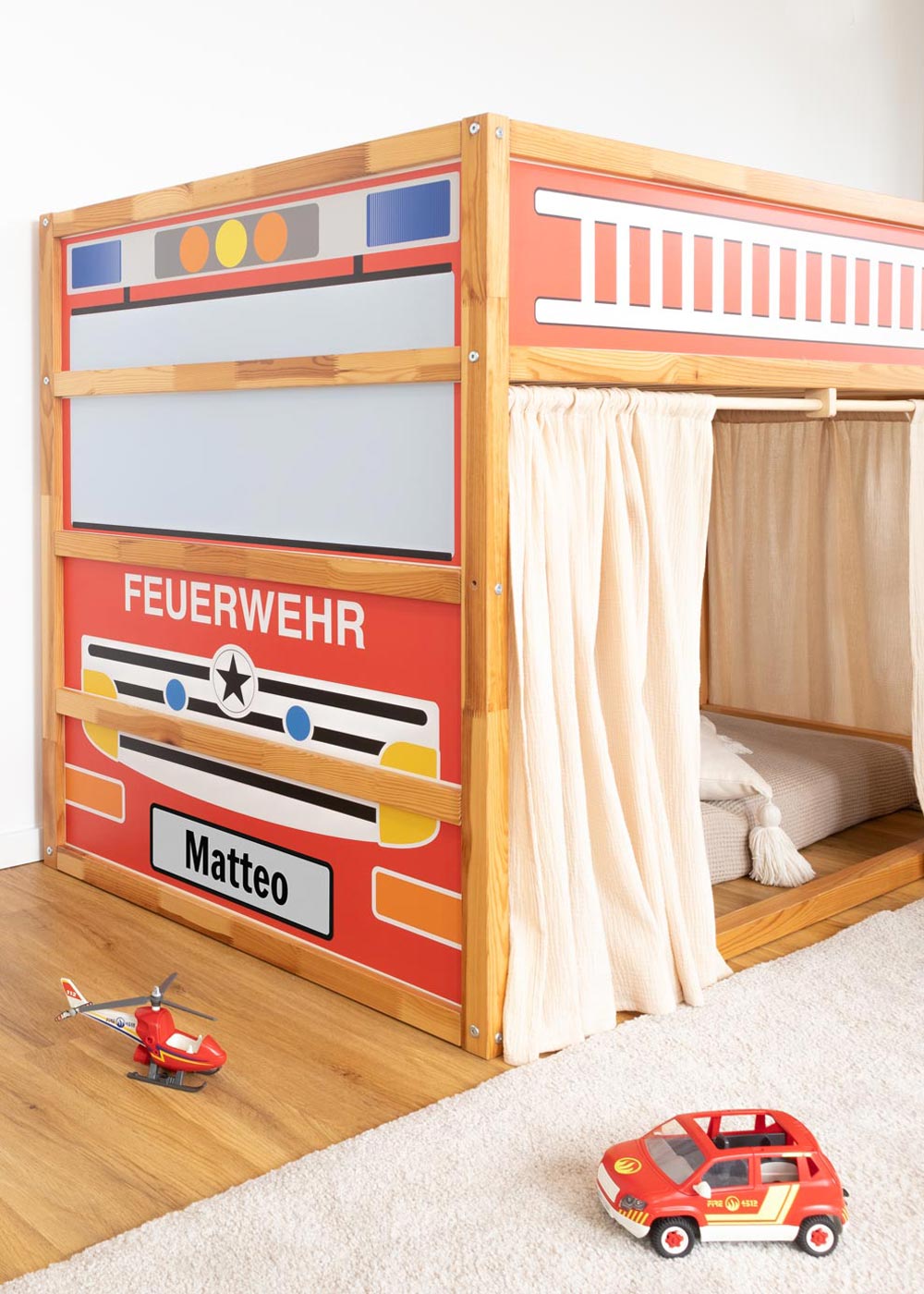 klebefolie ikea kura hochbett feuerwehrauto rot 0