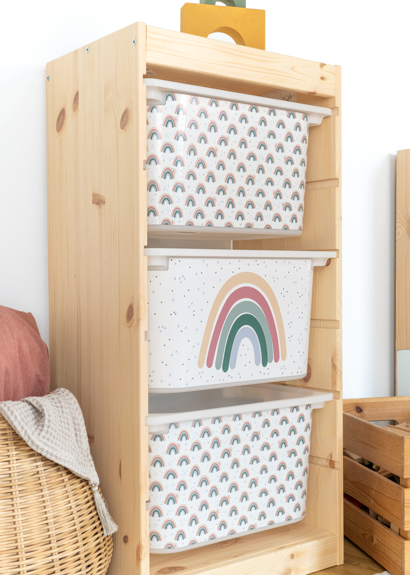 Kinderfreundliche Box mit Regenbogen-Motiv im IKEA TROFAST Regal, perfekt für das Kinderzimmer.