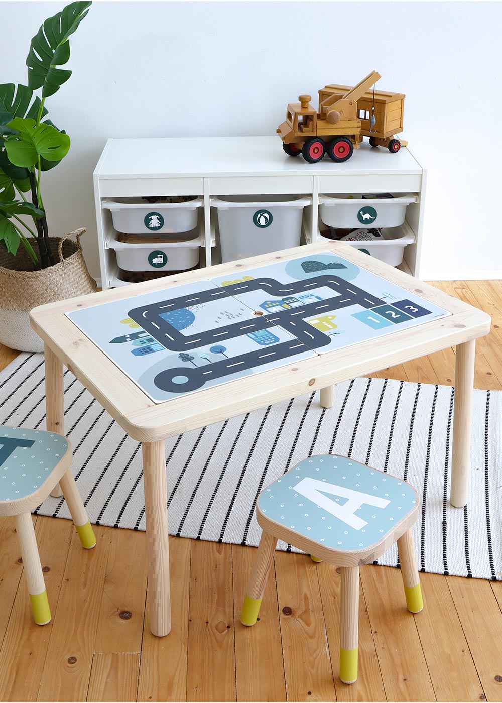 Ikea Flisat Kindertisch Smastraat Komplettansicht mit Hocker