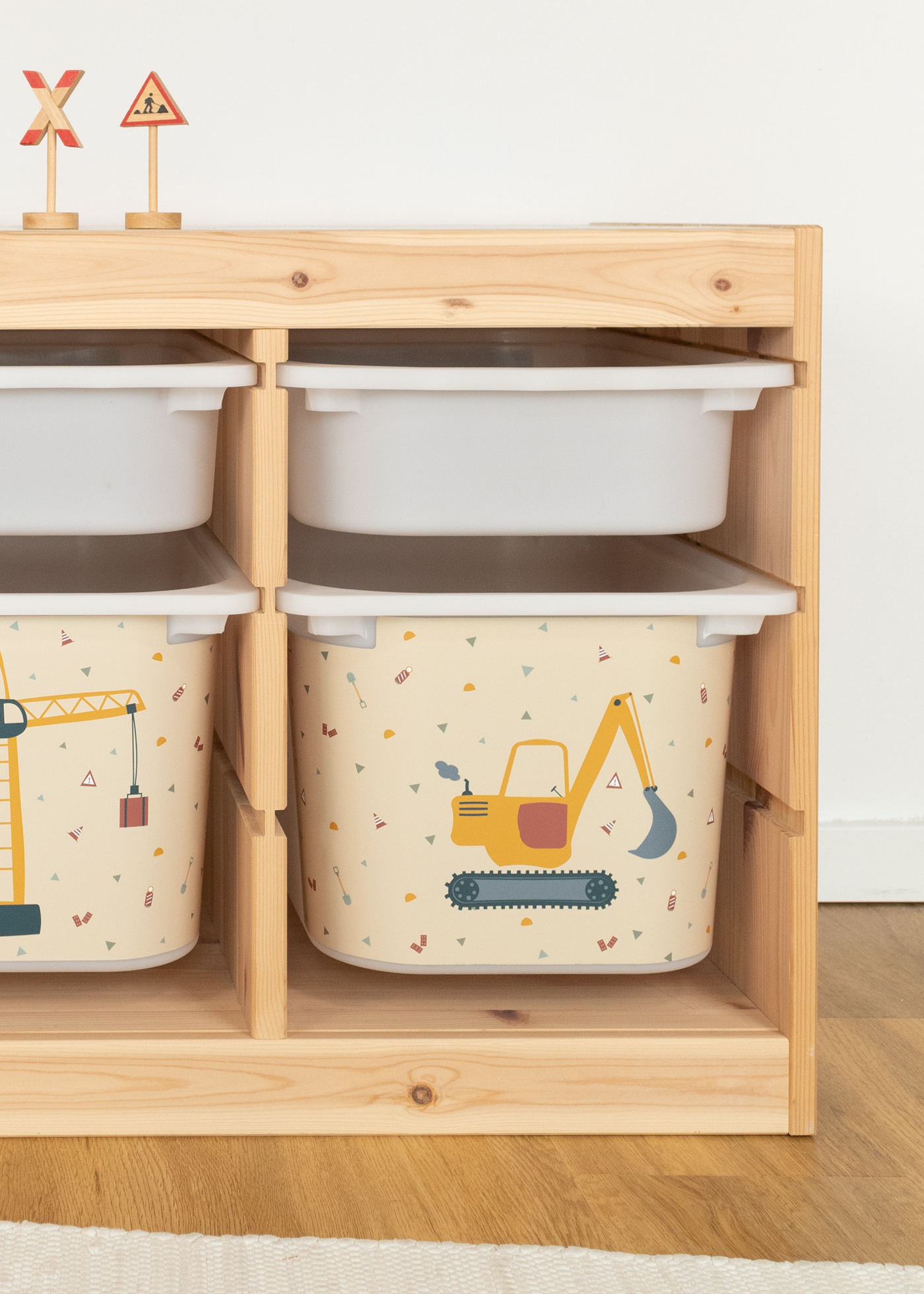 IKEA TROFAST Regal mit Aufbewahrungsbox, Bagger-Motiv für Kinderzimmer.