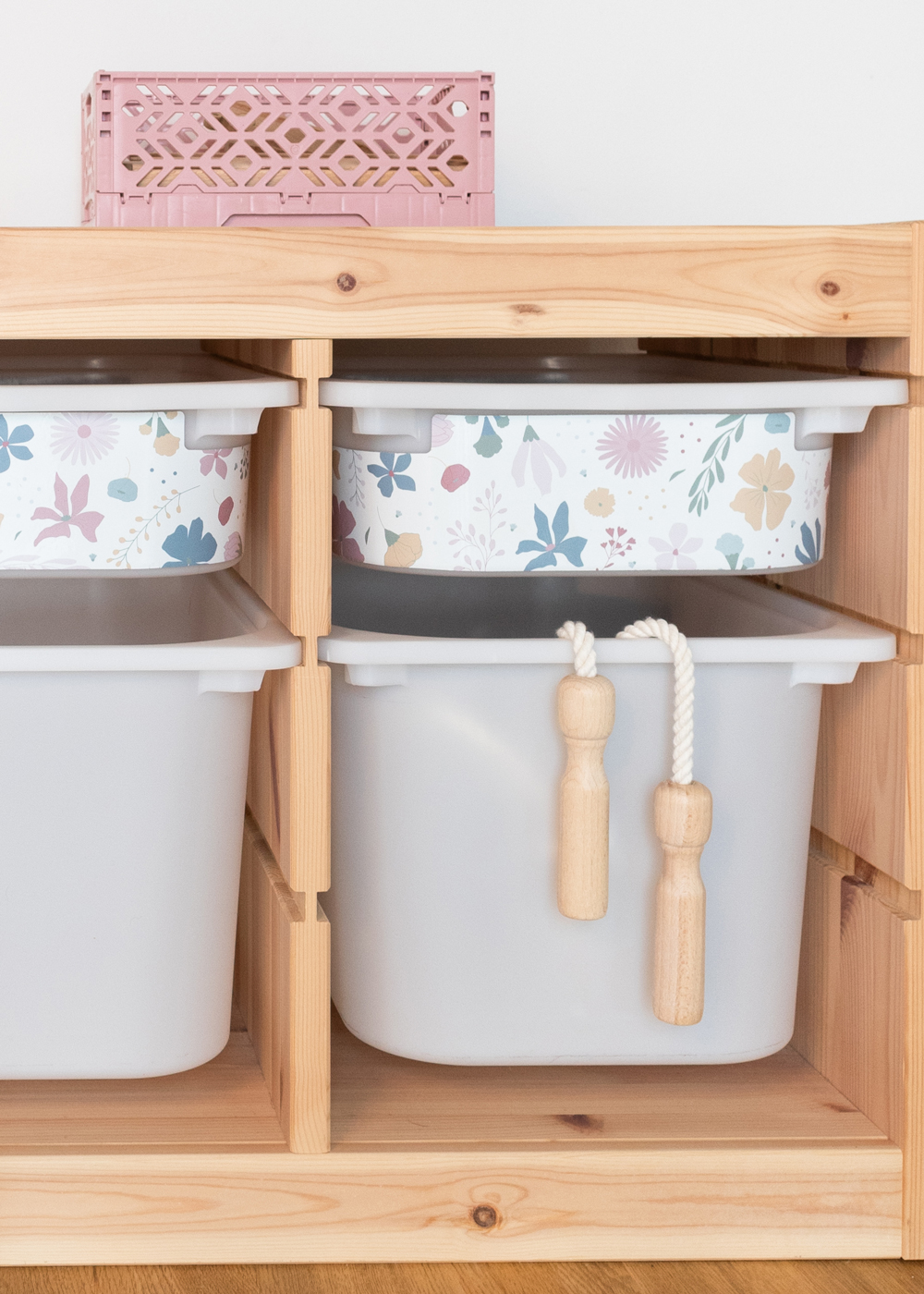 Blumen für IKEA TROFAST Ein IKEA TROFAST Regal im Raum, verziert mit einer bunten Blumenmuster-Klebefolie.