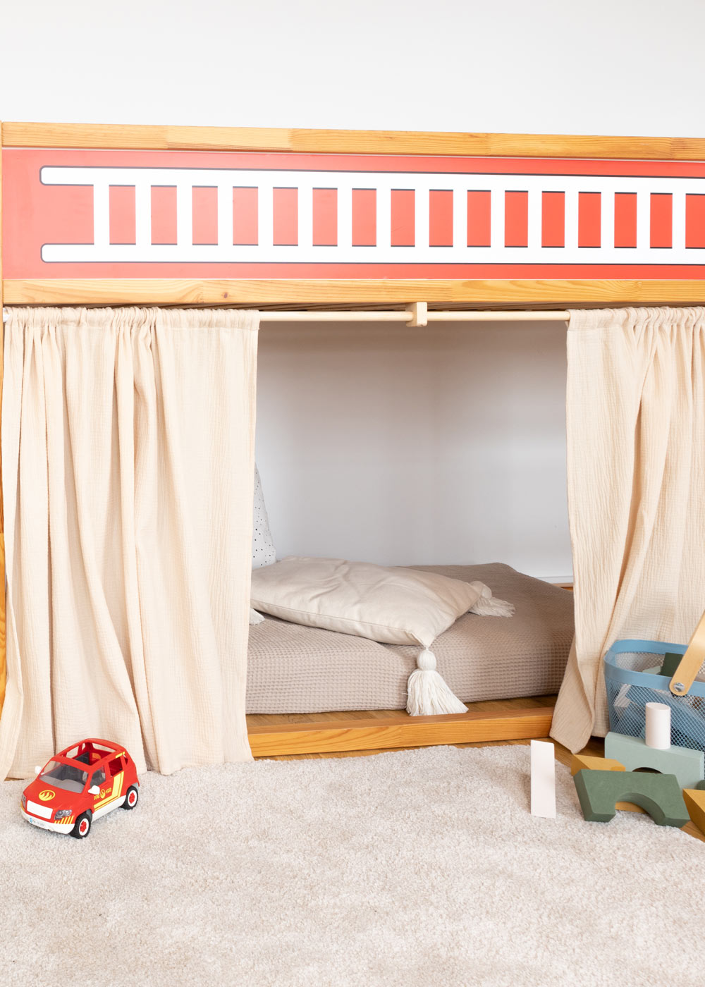 klebefolie ikea kura hochbett feuerwehrauto rot 4