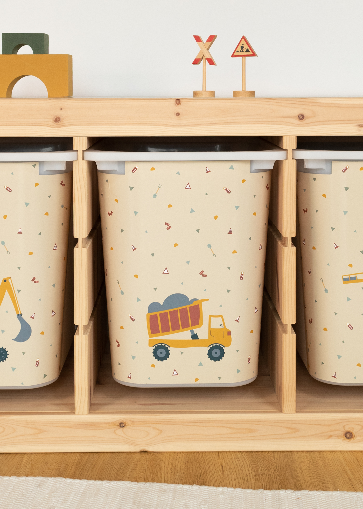 Kipplader-Design auf Kinder-Aufbewahrungsbox im IKEA TROFAST Regal.