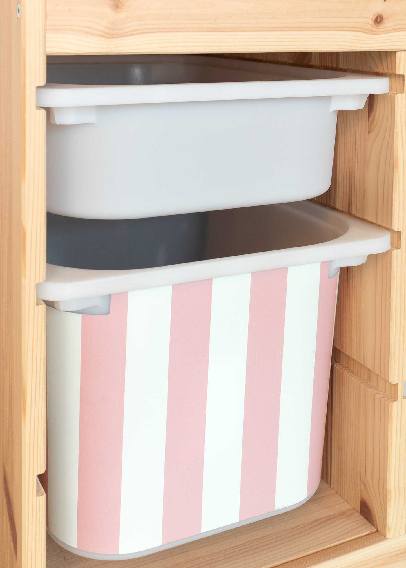 Hochwertige Klebefolie für IKEA TROFAST Boxen, robust und farbenfroh Hochwertige Klebefolie für IKEA TROFAST Boxen mit buntem Streifenmuster, robust und farbenfroh