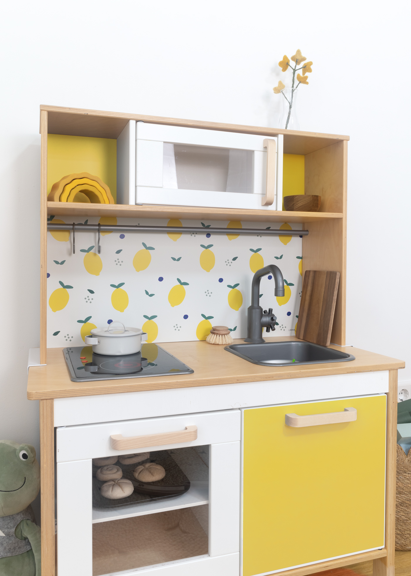 Klebefolie in Gelb, niedlich und modern. Stylische Folie mit leuchtenden Zitronenmotiven.