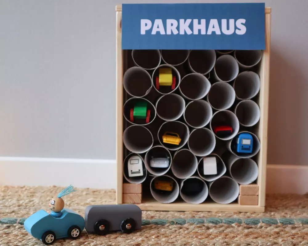 Parkhaus basteln aus IKEA KNAGGLIG Kiste