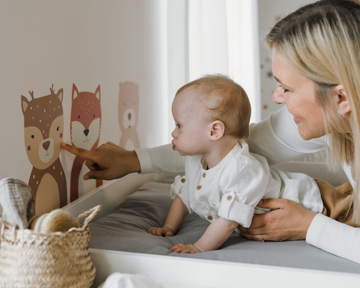 Baby auf der Wickelkommode Baby auf der Wickelkommode