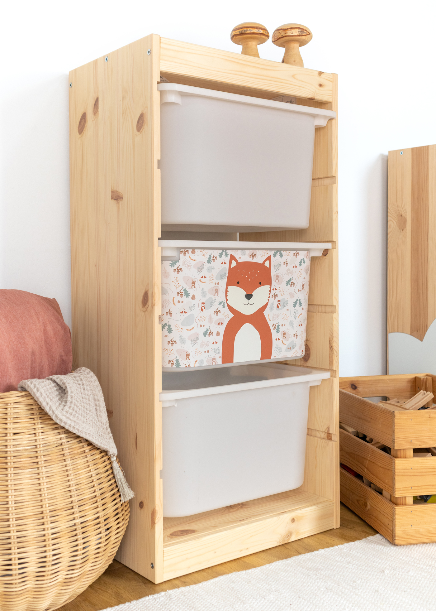 Aufbewahrungsbox im IKEA TROFAST Regal, dekoriert mit einem bunten Fuchs-Motiv für das Kinderzimmer.