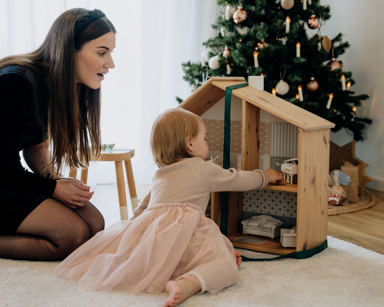 Weihnachtsgeschenk Puppenhaus spielen mit Mama