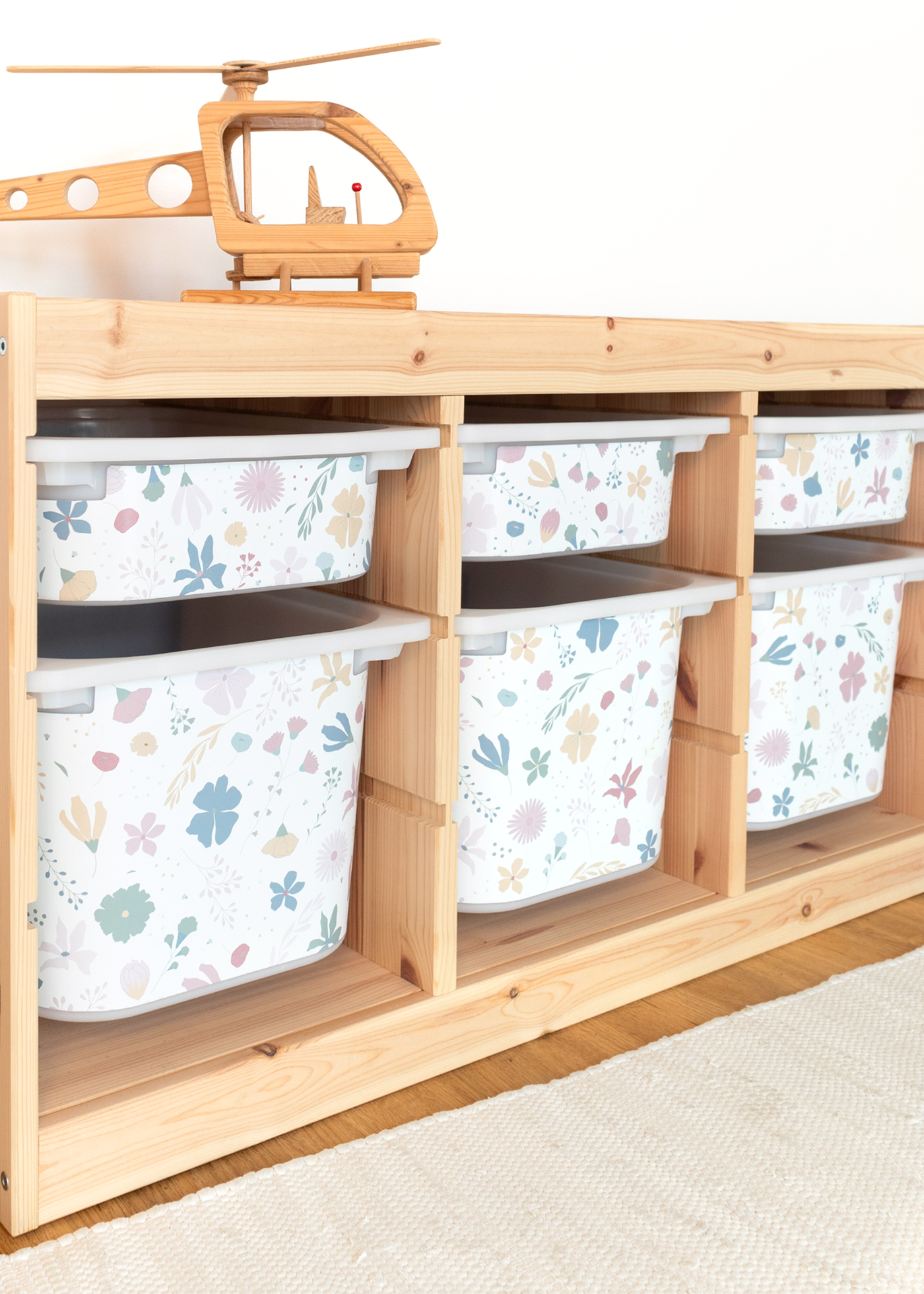 Möbelfolie Blumenmuster für IKEA TROFAST Ein IKEA TROFAST Regal im Raum, verziert mit einer bunten Blumenmuster-Klebefolie