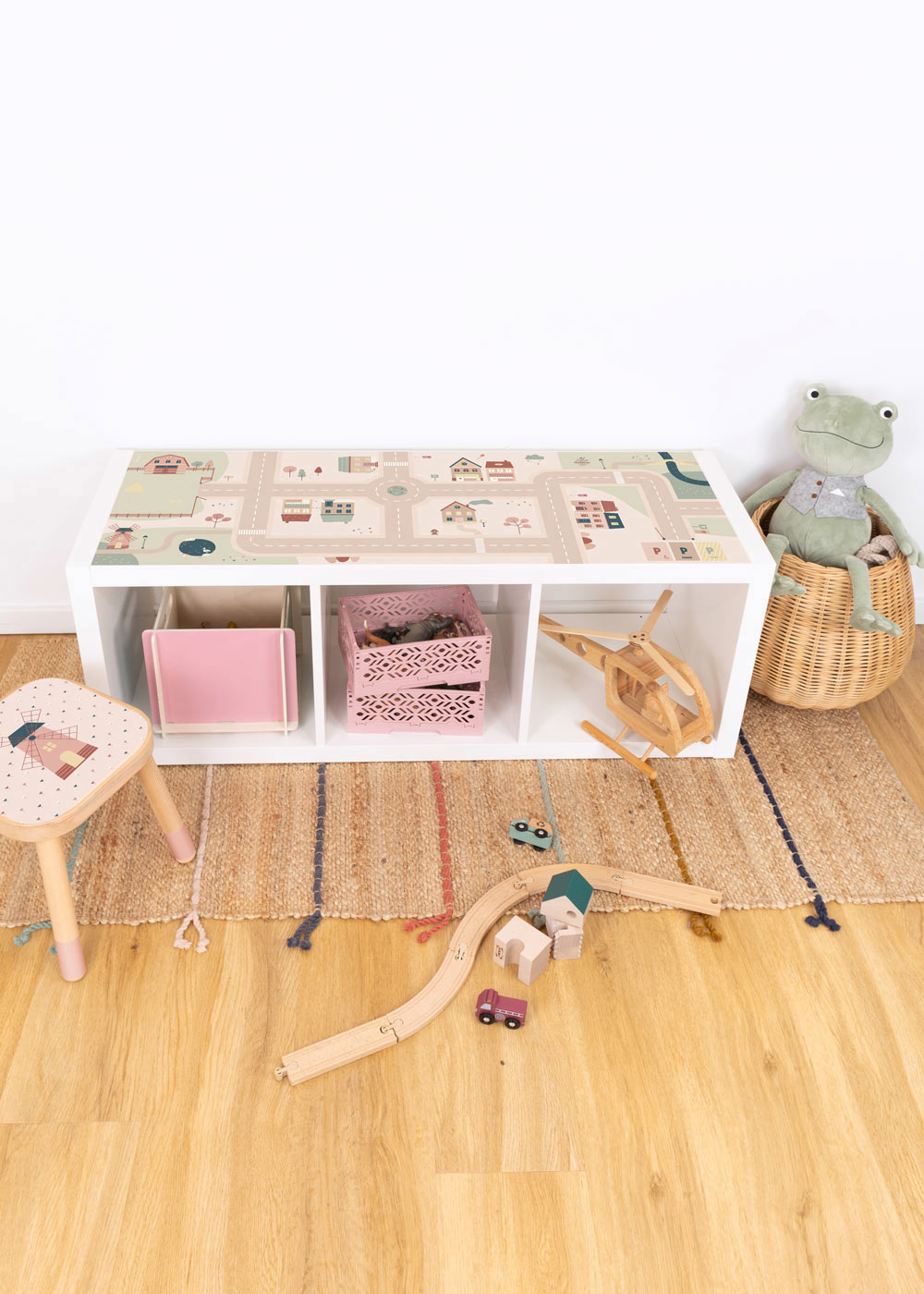 Ikea Kallax Regal mit Klebefolie Spielstraße Ikea Kallax Regal mit Klebefolie Spielstraße