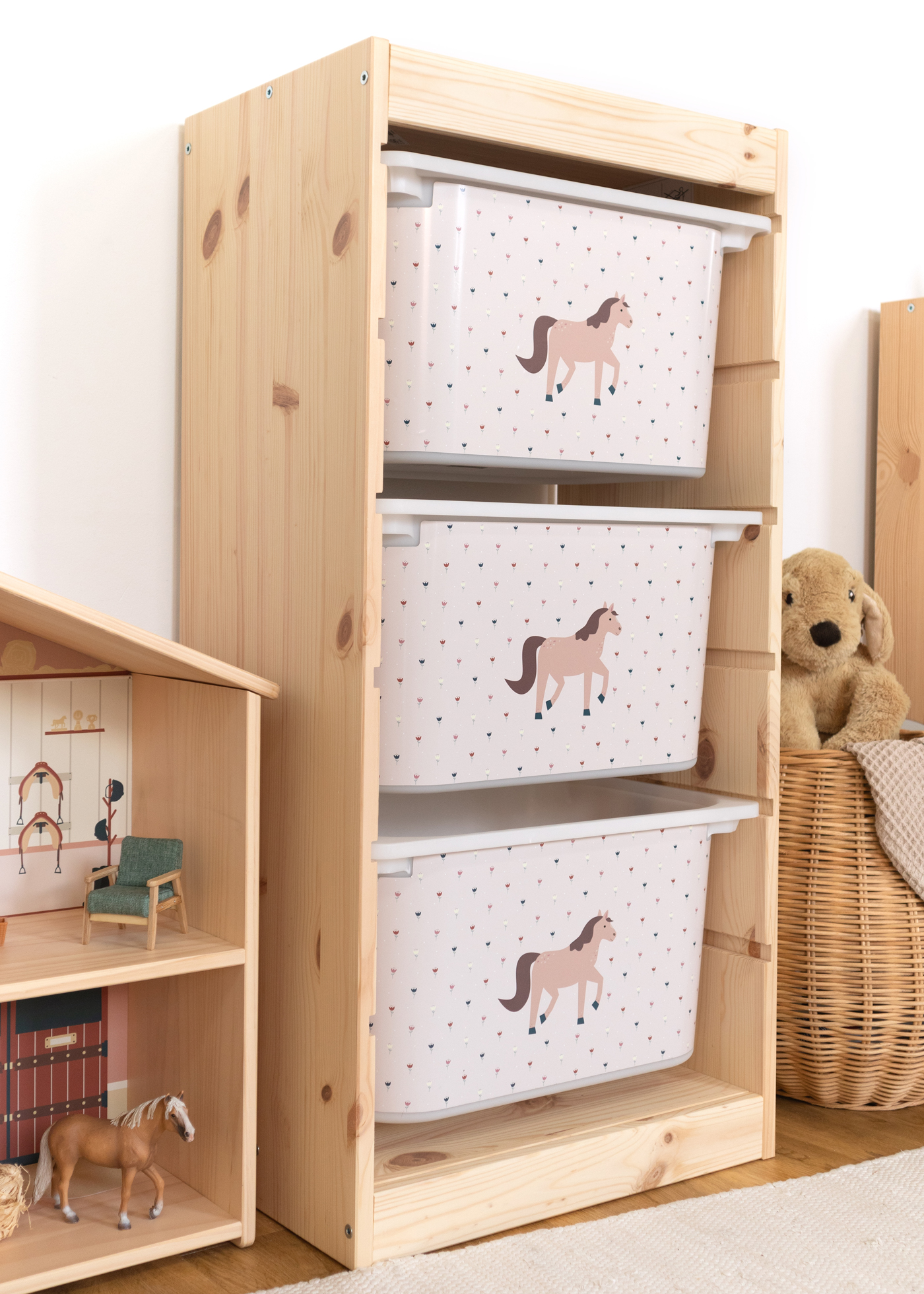 Rosa Aufbewahrungsbox im IKEA TROFAST Regal mit Pferde-Motiv, ideal für Pferdeliebhaber.