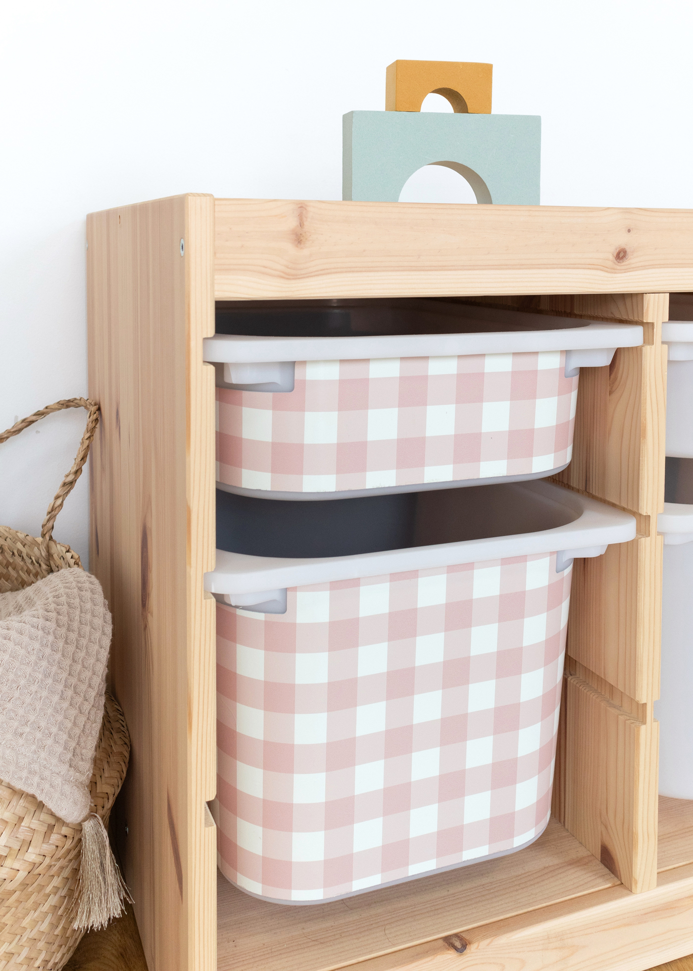 Farbenfrohes Karomuster auf IKEA TROFAST Boxen Stylische Klebefolie mit Karomuster für IKEA TROFAST Boxen dekorieren