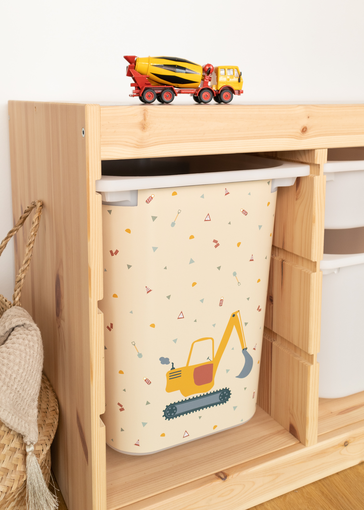 Bau-Themenbox mit Bagger-Motiv im IKEA TROFAST Regal.