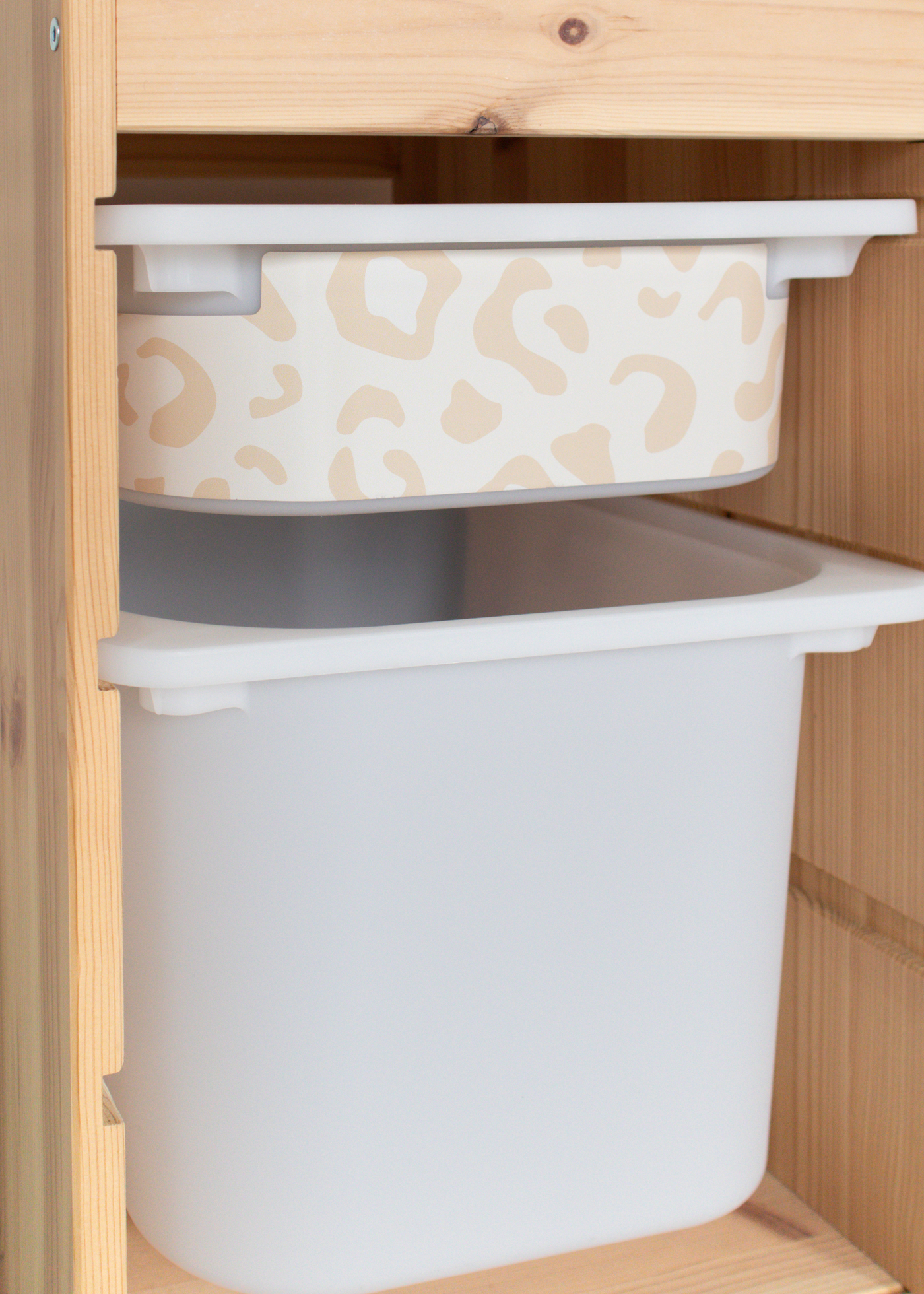 IKEA TROFAST Regal mit Leopardenmuster IKEA TROFAST Regal mit Leopardenmuster verzieren