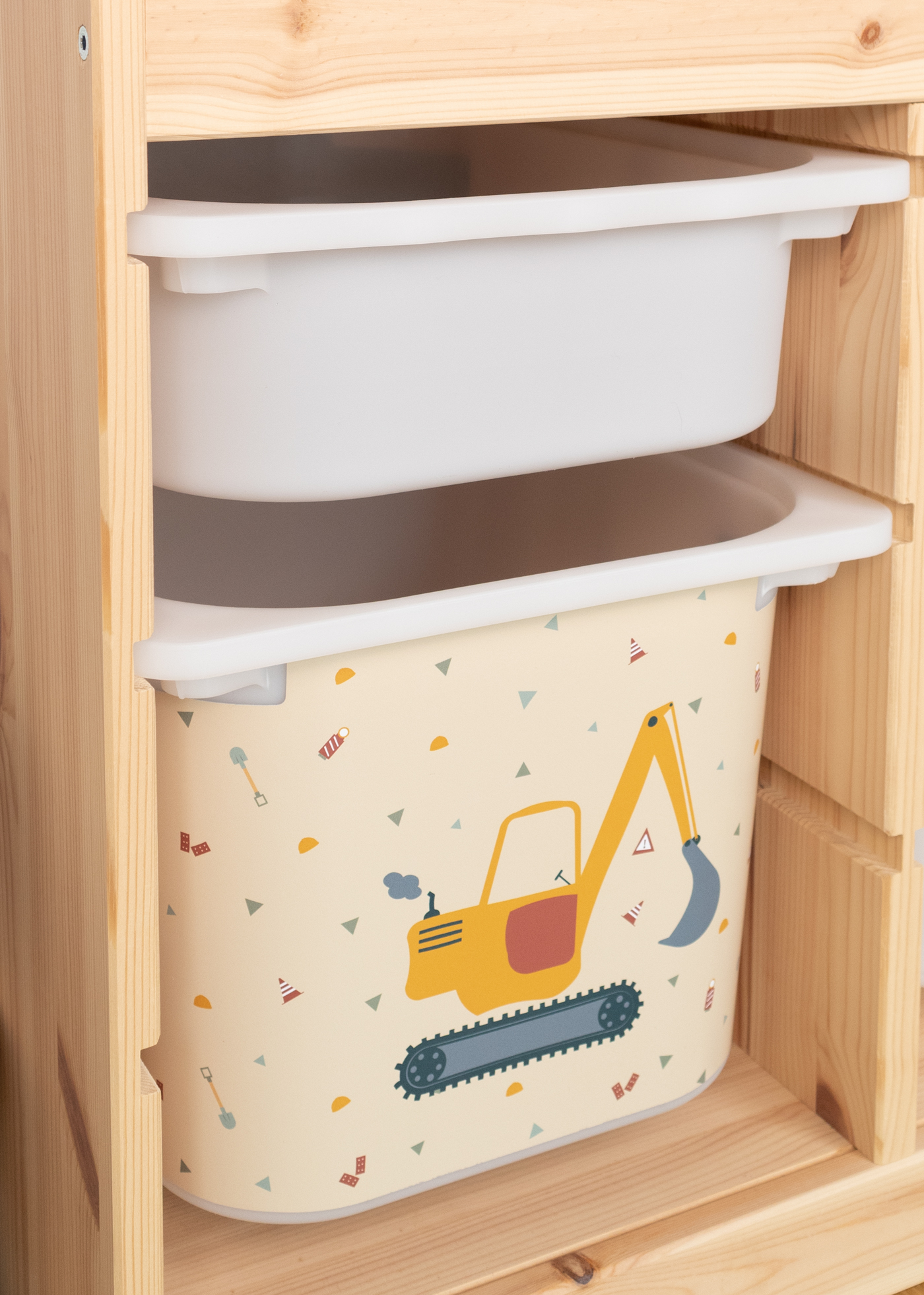 Kinderfreundliches Bagger-Motiv auf beiger IKEA TROFAST Aufbewahrungsbox.