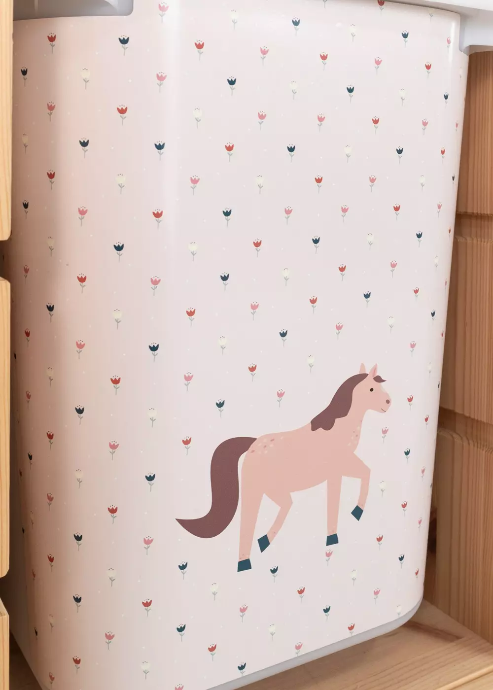 Ikea Trofast Regal mit passender Klebeflie von Limmaland mit Pferden verschönern