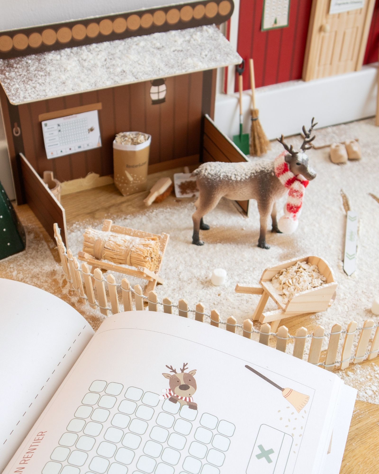 Modelldorf, Miniaturenszene, Rentier, Schnee, Holzwerkzeuge