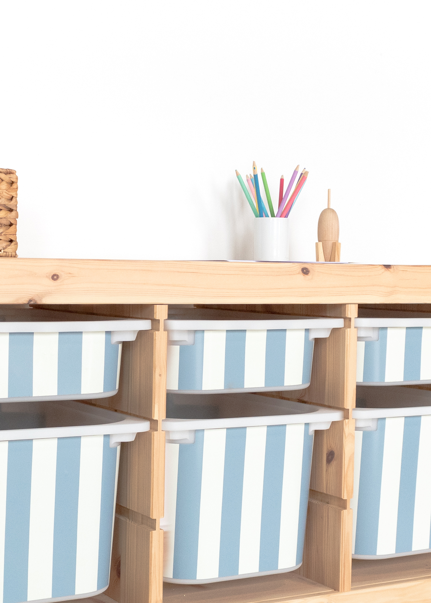 Schöne Klebefolie für IKEA TROFAST Regal mit Streifenmuster Schöne Klebefolie für IKEA TROFAST Regal mit buntem Streifenmuster, bringt Farbe ins Spiel