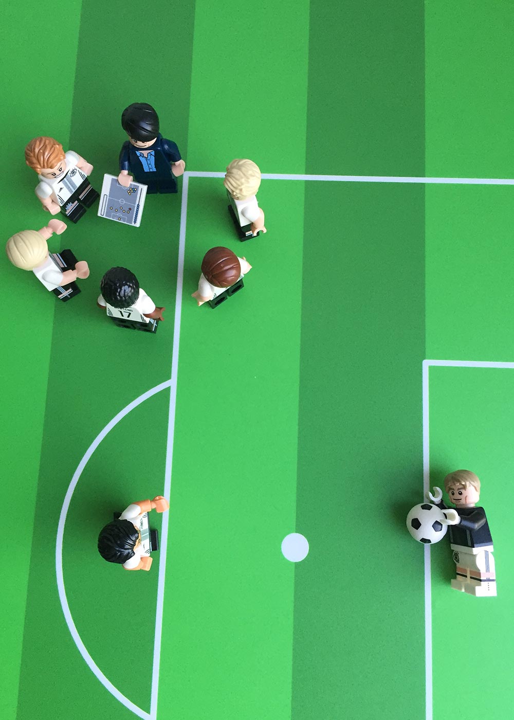 Ikea Pahl Kinderschreibtisch Fussballfeld grün  Teilansicht Elfmeter