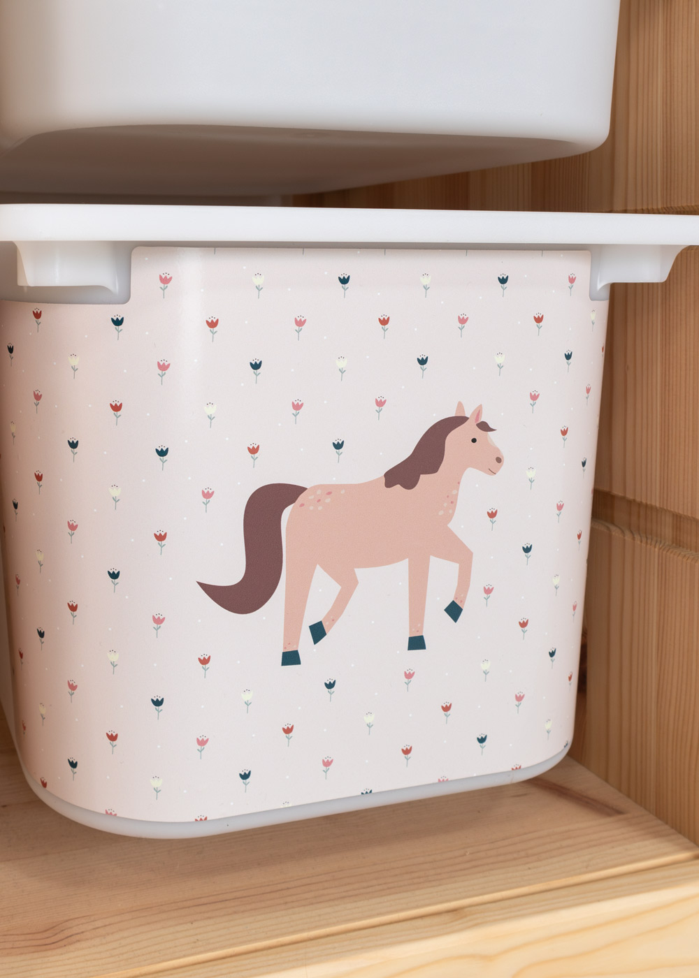 Klebefolie mit Pferdemotiv für Ikea Trofast Boxen Ikea Trofast Regal mit passender Klebeflie von Limmaland mit Pferden verschönern