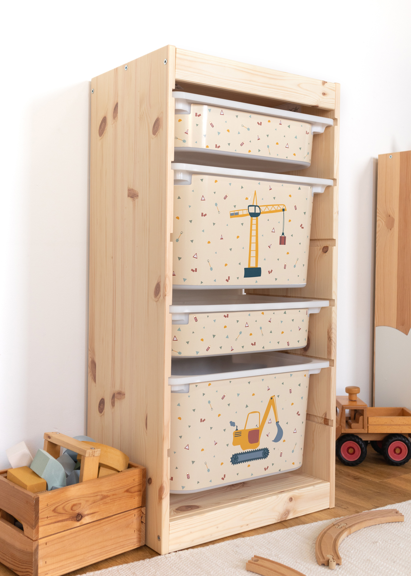 Kran-Motiv Aufbewahrungsbox im IKEA TROFAST Regalsystem Kindergerechte beige Box mit Kran-Motiv im IKEA TROFAST Regal.