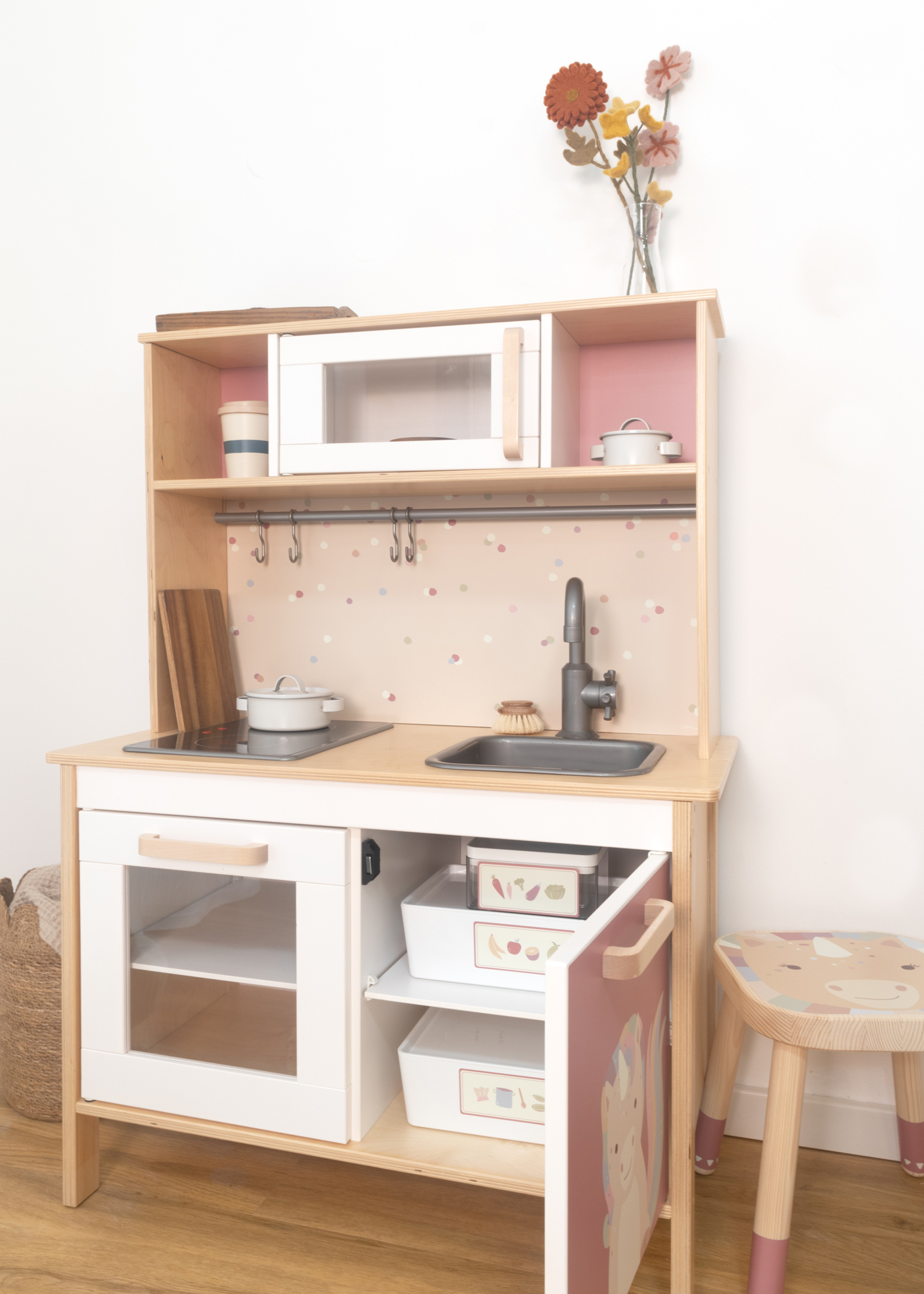 Niedliche Küchenfolie zur Personalisierung Schöne selbstklebende Folie, um die IKEA Duktig Küche individuell zu gestalten.