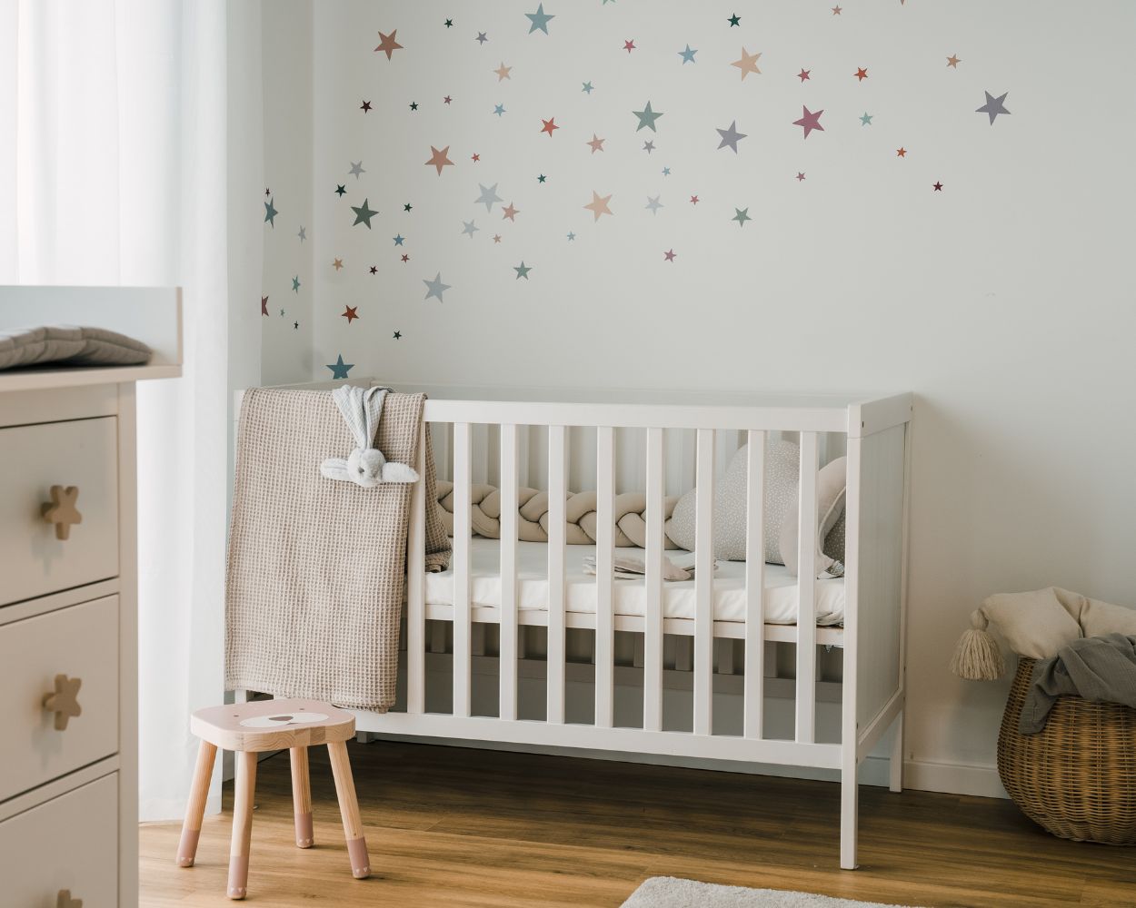 Babyzimmer gestalten Babybett Sterne Wandsticker Babyzimmer gestalten Babybett Sterne Wandsticker