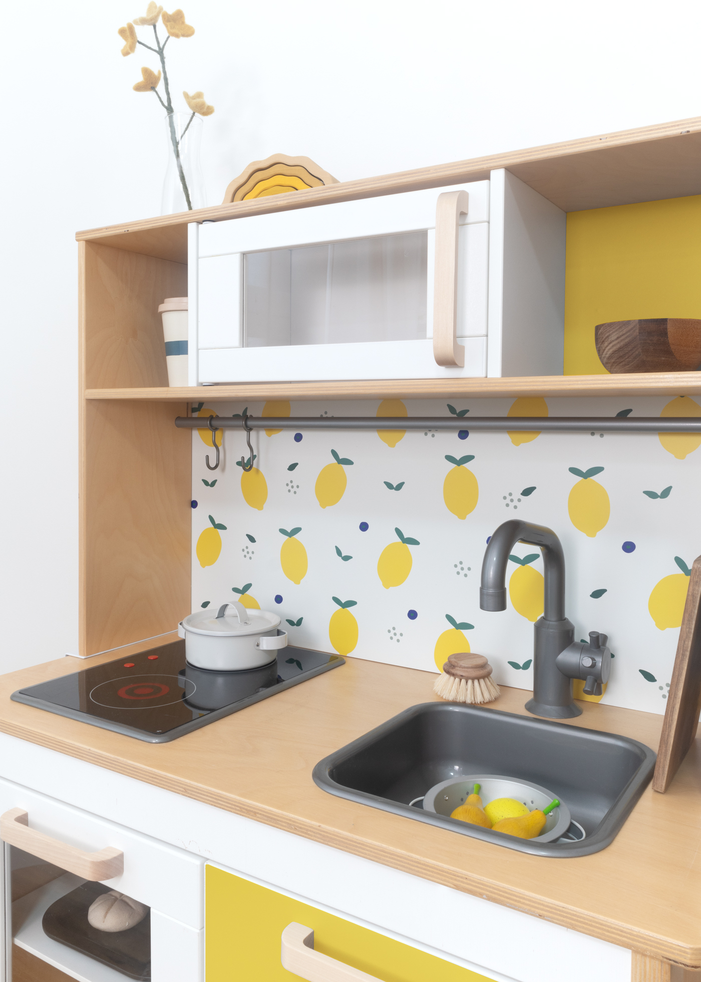 Modernes Zitronendesign für IKEA KURA. Leuchtend gelbe Zitronen als Dekoration für IKEA KURA.