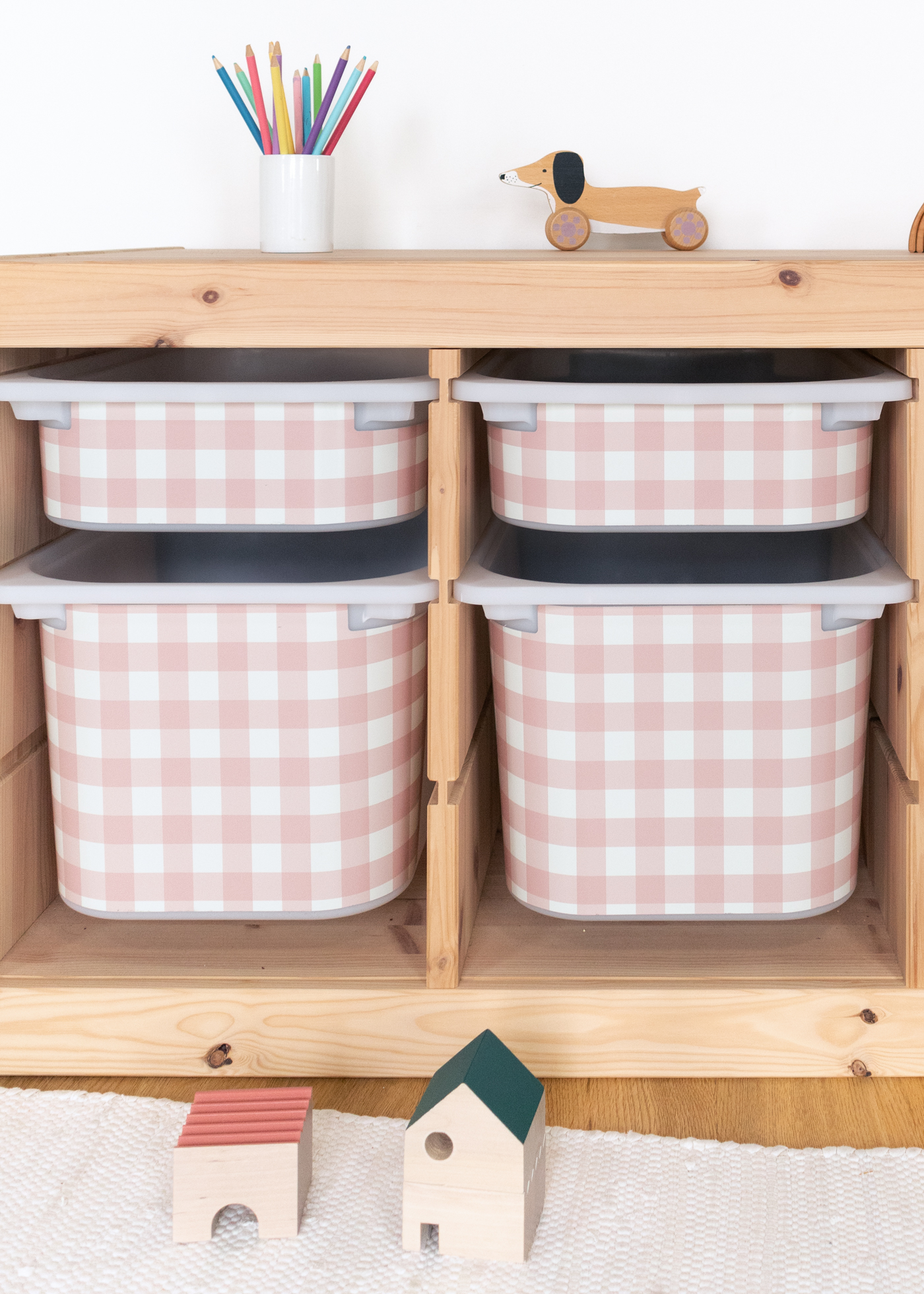 IKEA TROFAST Boxen mit sommerlichem Karomuster Karomuster für IKEA TROFAST Boxen im Kinderzimmer anwenden