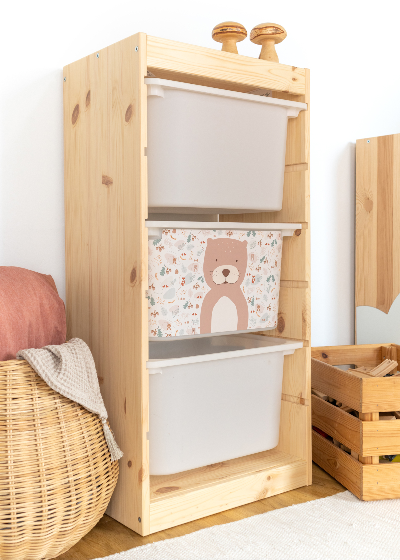 Aufbewahrungsbox im IKEA TROFAST Regal mit einem kindgerechten Otter-Motiv im Waldstil.