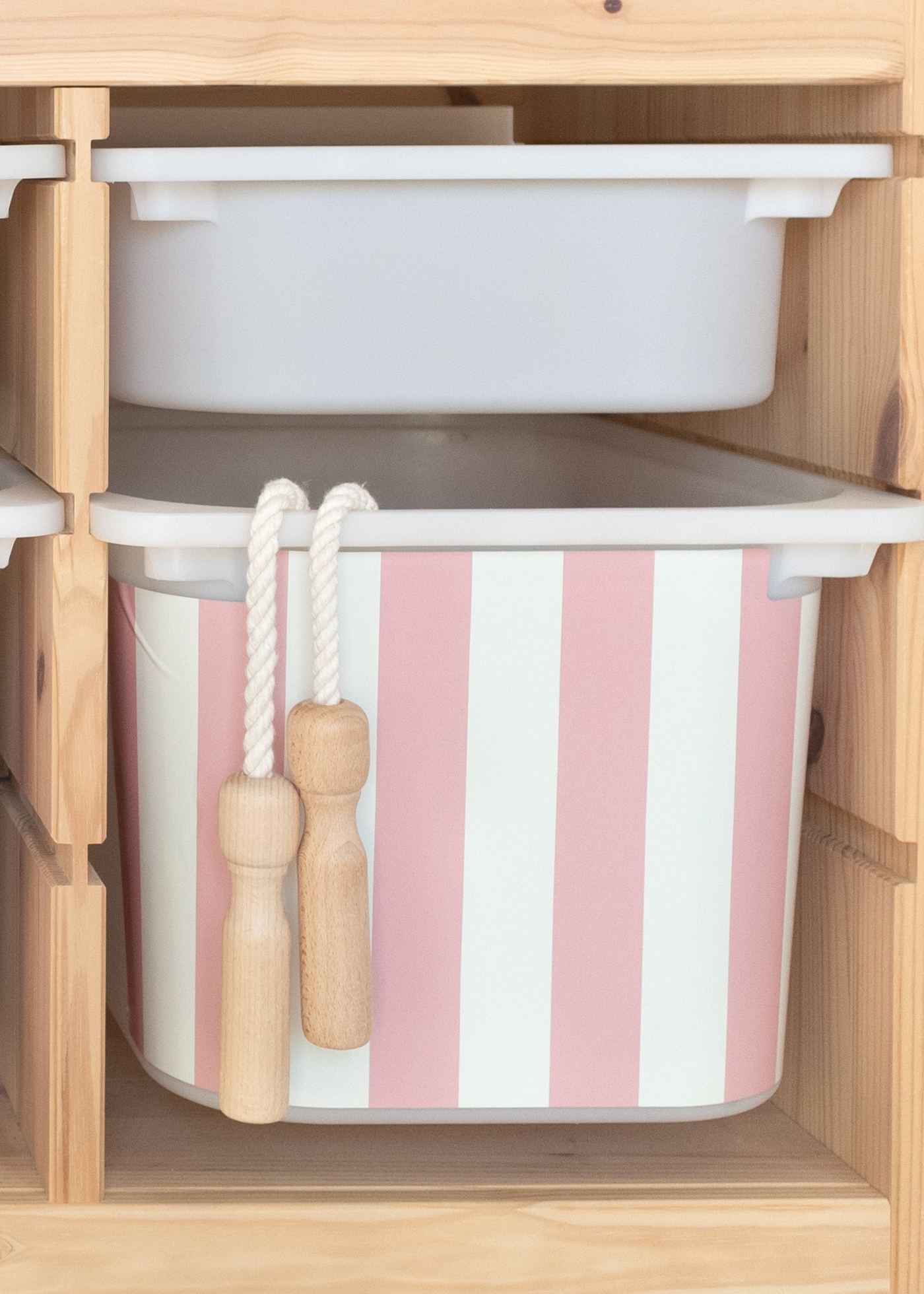 Selbstklebende Klebefolie für IKEA TROFAST Regal, schnell anzubringen Selbstklebende Klebefolie für IKEA TROFAST Regal mit buntem Streifenmuster, schnell anzubringen