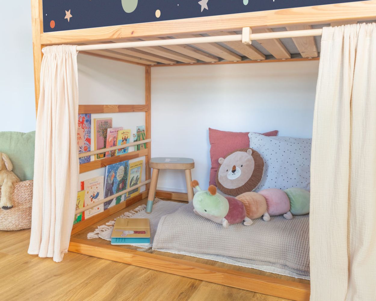 IKEA KURA mit Bücherleisten IKEA KURA mit Bücherleisten