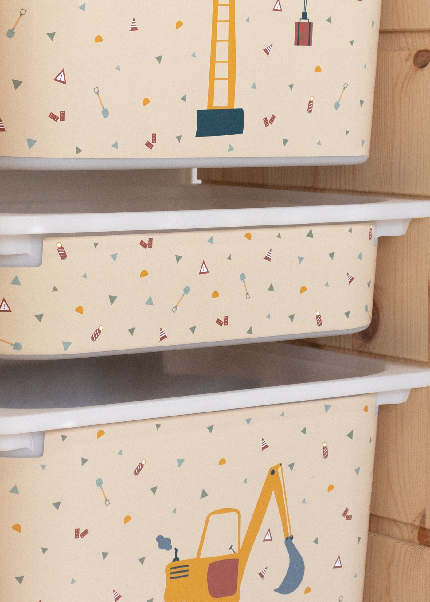 Kinder-Aufbewahrungsbox mit Kipplader im IKEA Regal Kipplader-Motiv auf beige Box im IKEA TROFAST Regalsystem.