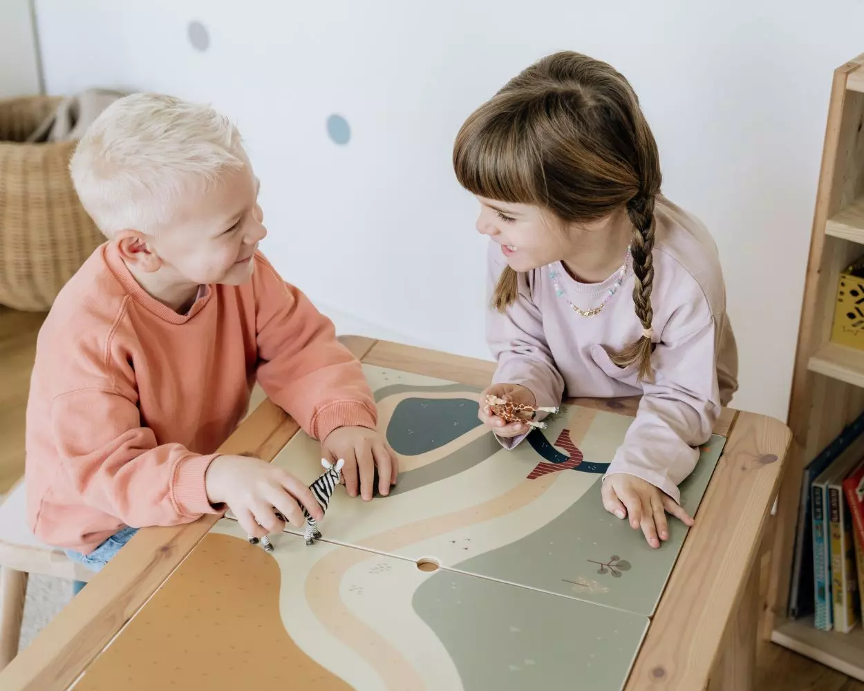 Kinder spielen am IKEA FLISAT Spieltisch Safari