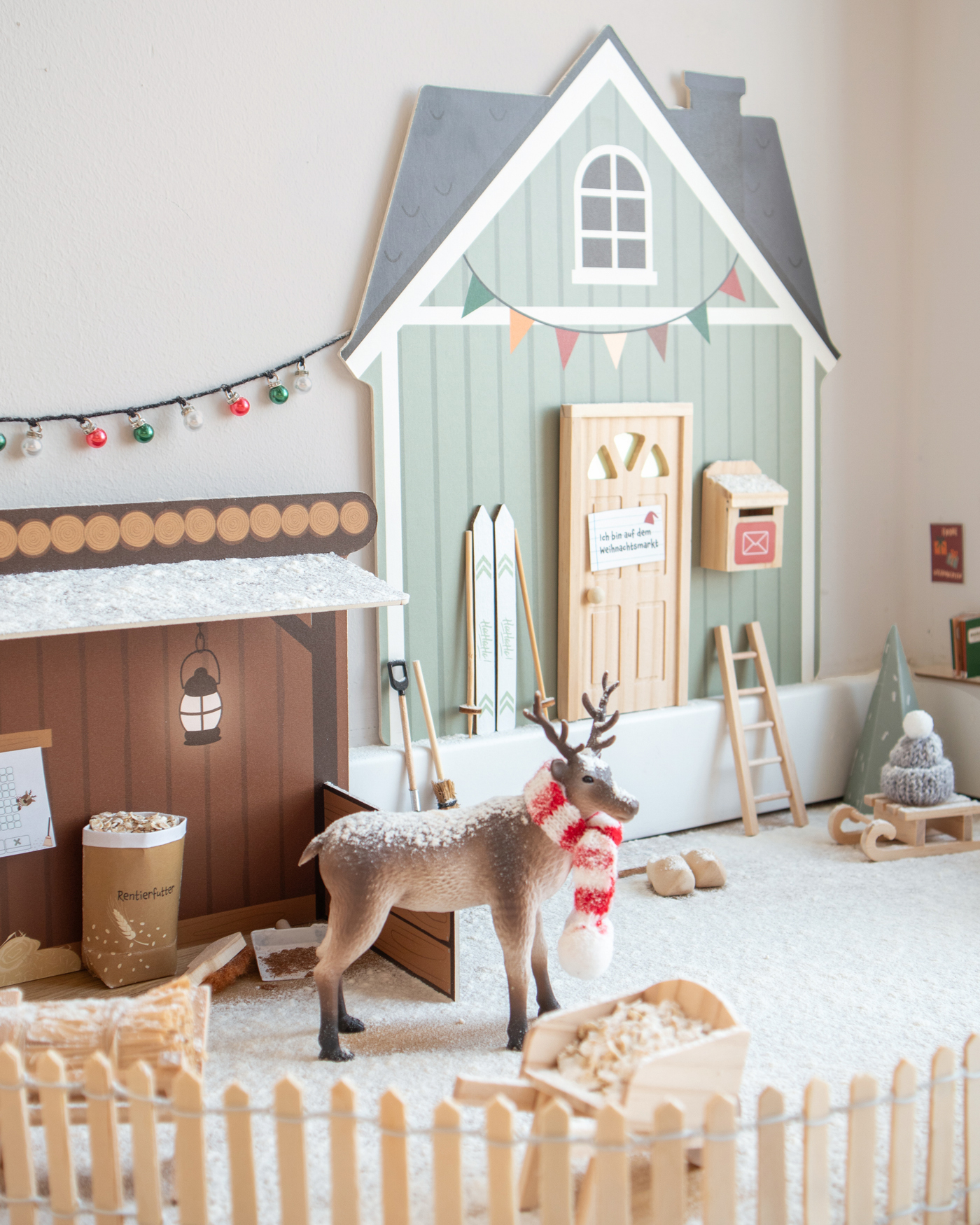 Weihnachtsdeko, Holzhaus, Schlitten, Rentier, Schneeklimmer