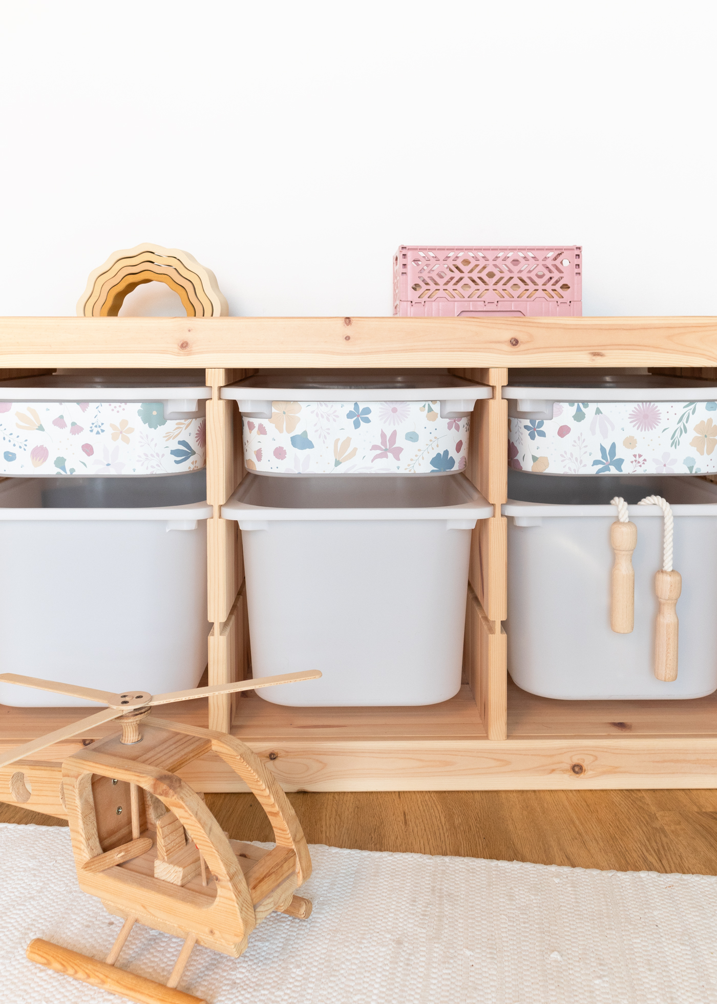 IKEA TROFAST Klebefolie Blumig Ein IKEA TROFAST Regal im Zimmer, beklebt mit einer farbenfrohen Klebefolie mit Blumen.