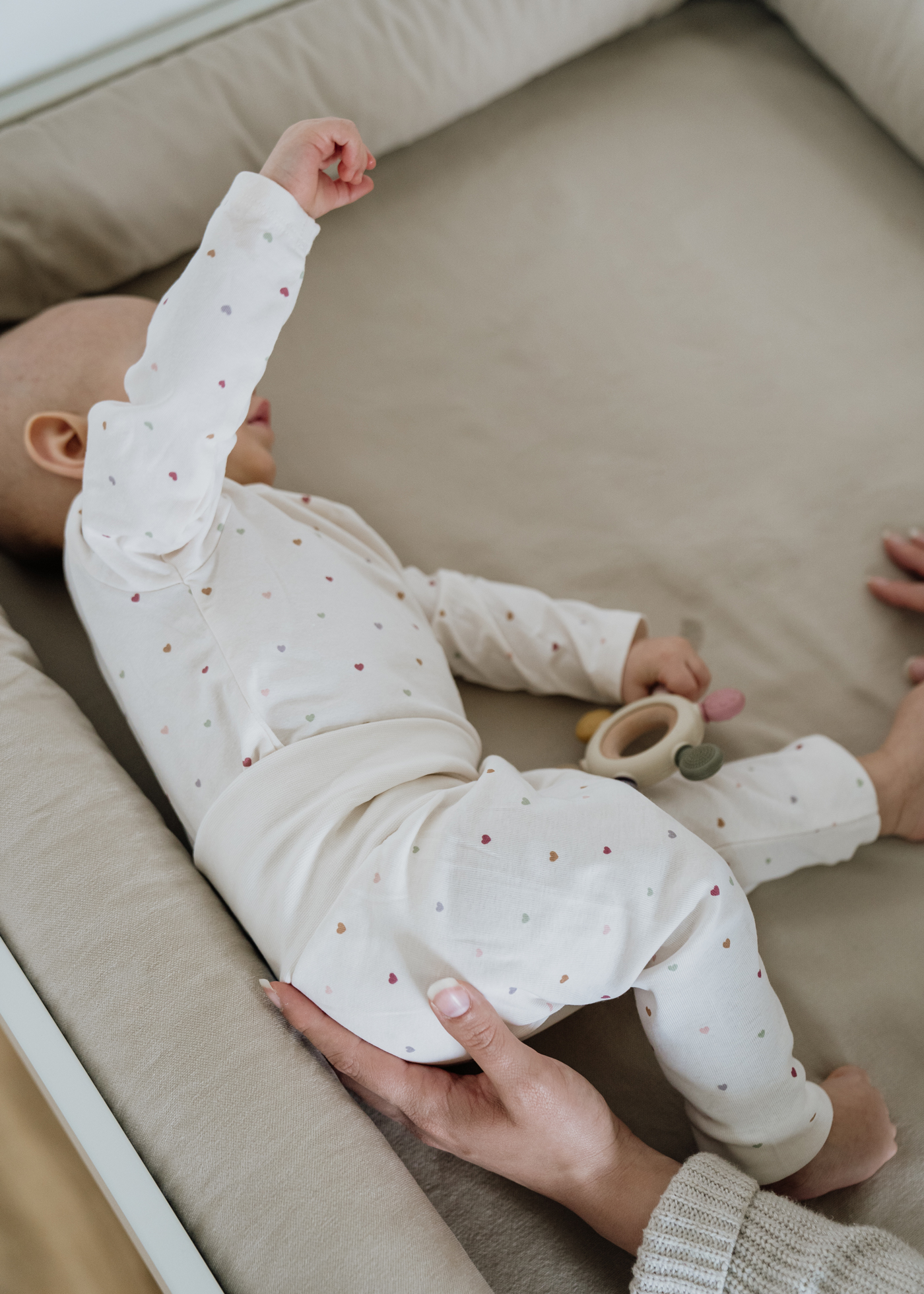 En Baby liegt auf der Wickelauflage von Limmaland seitlich