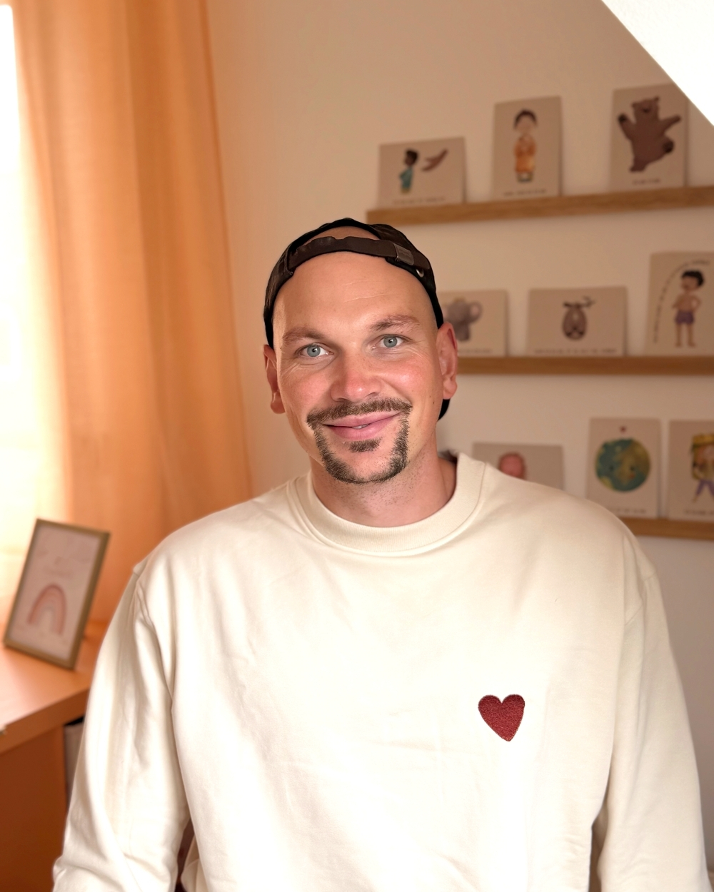 Hemd, Herzaufdruck, Beanie, Casualoutfit, Langarmshirt