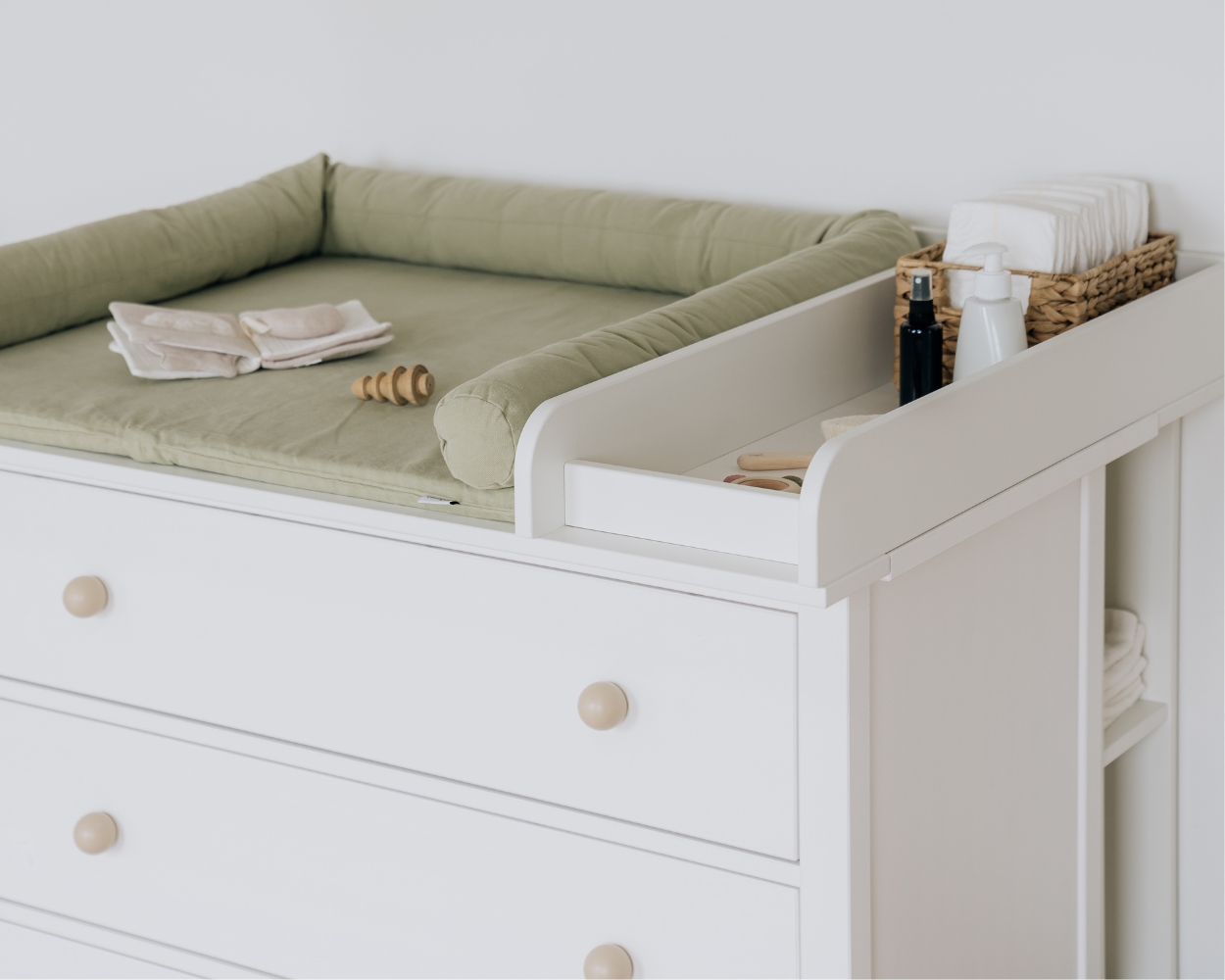 Wickelkommode für Babyzimmer mit Dachschräge Wickelkommode für Babyzimmer mit Dachschräge