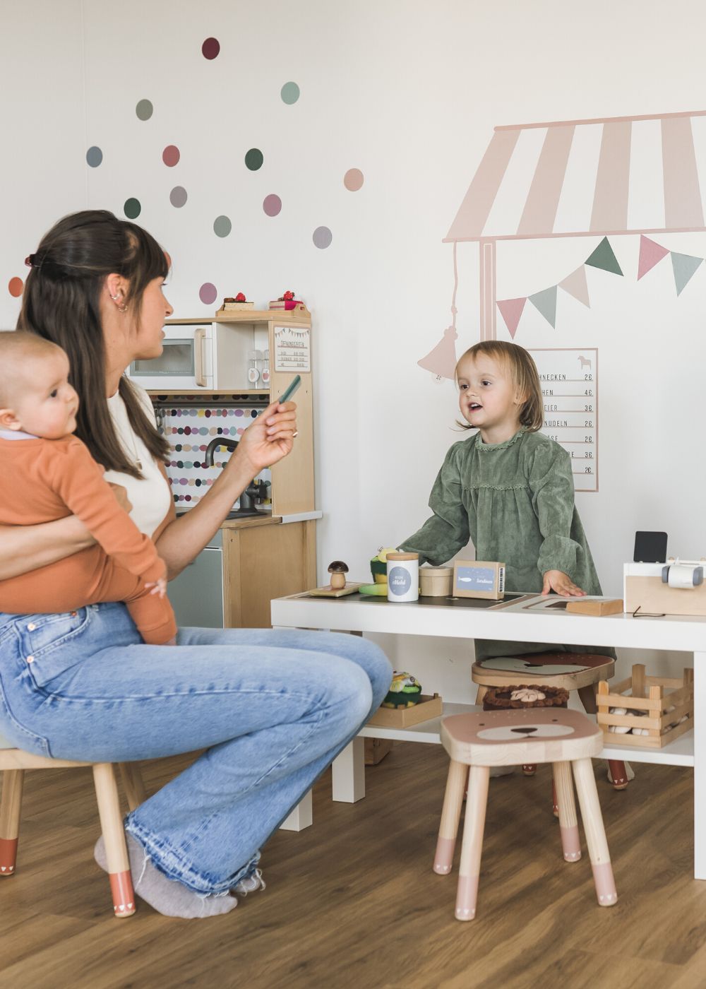 Kind spielt im Kaufladen Rollenspiel nach Montessori Kind spielt im Kaufladen Rollenspiel nach Montessori
