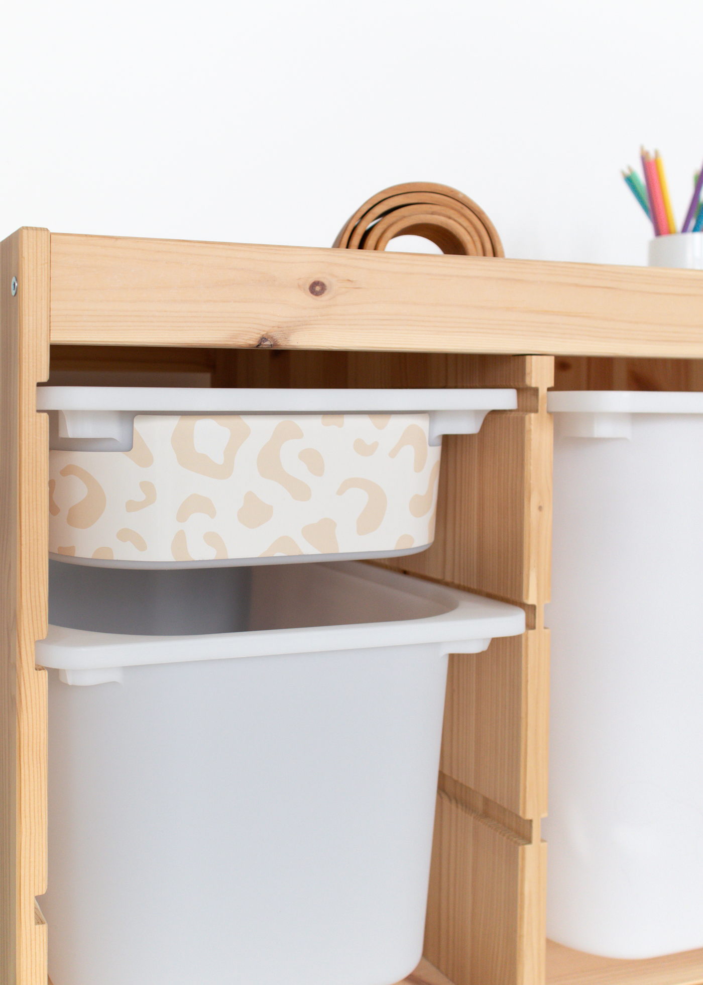 IKEA TROFAST Boxen mit auffälligem Leopardenmuster IKEA TROFAST Boxen mit dezentem Leopardenmuster gestalten