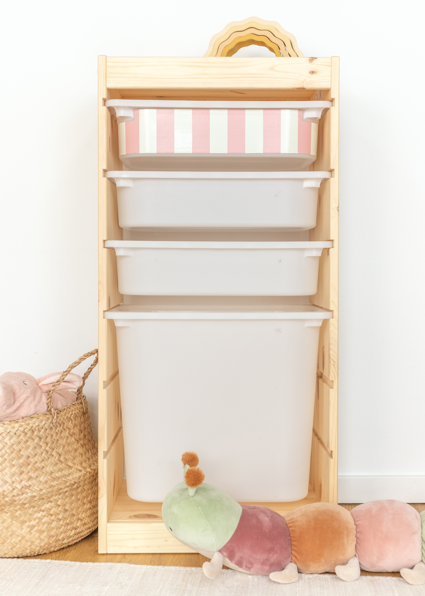 Kinder-Aufbewahrungsbox mit rosa Streifenmuster im TROFAST Regal Aufbewahrungsbox im IKEA TROFAST Regal, bedruckt mit einem frischen rosa Streifenmuster.