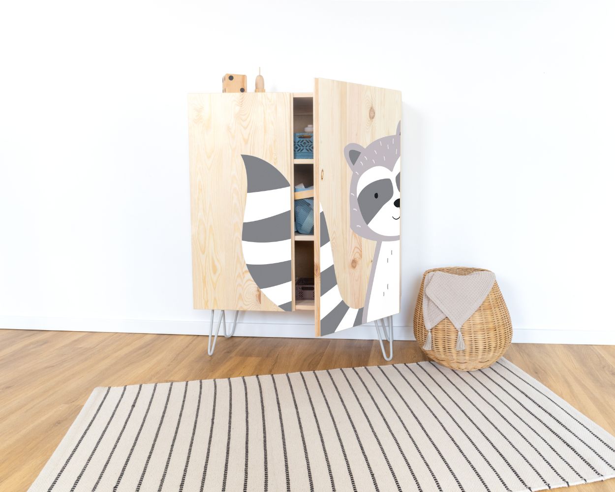 Babyzimmer Junge einrichten Kinderschrank Waschbär