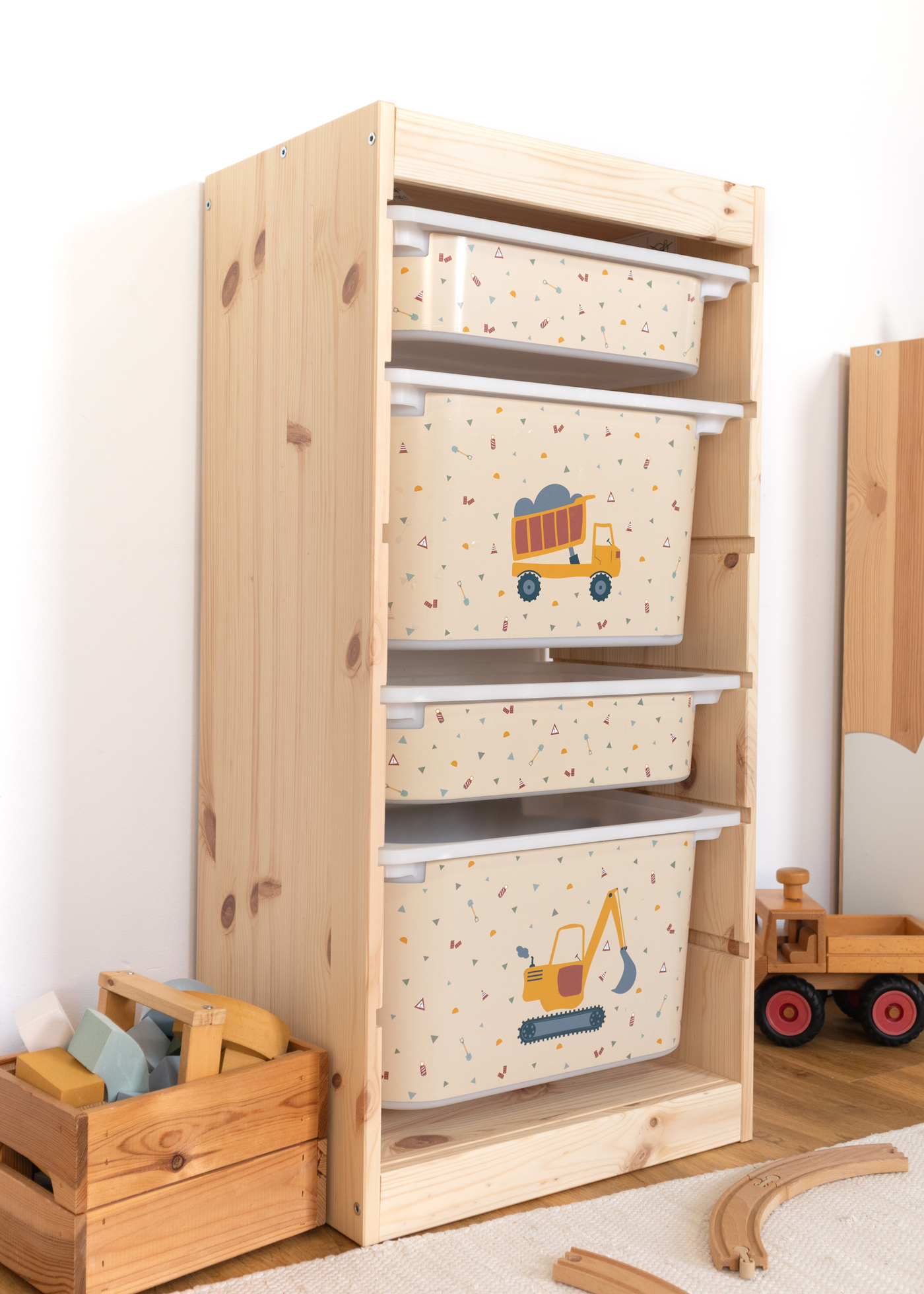 IKEA TROFAST Regal mit kleiner Box mit Kipplader-Motiv.