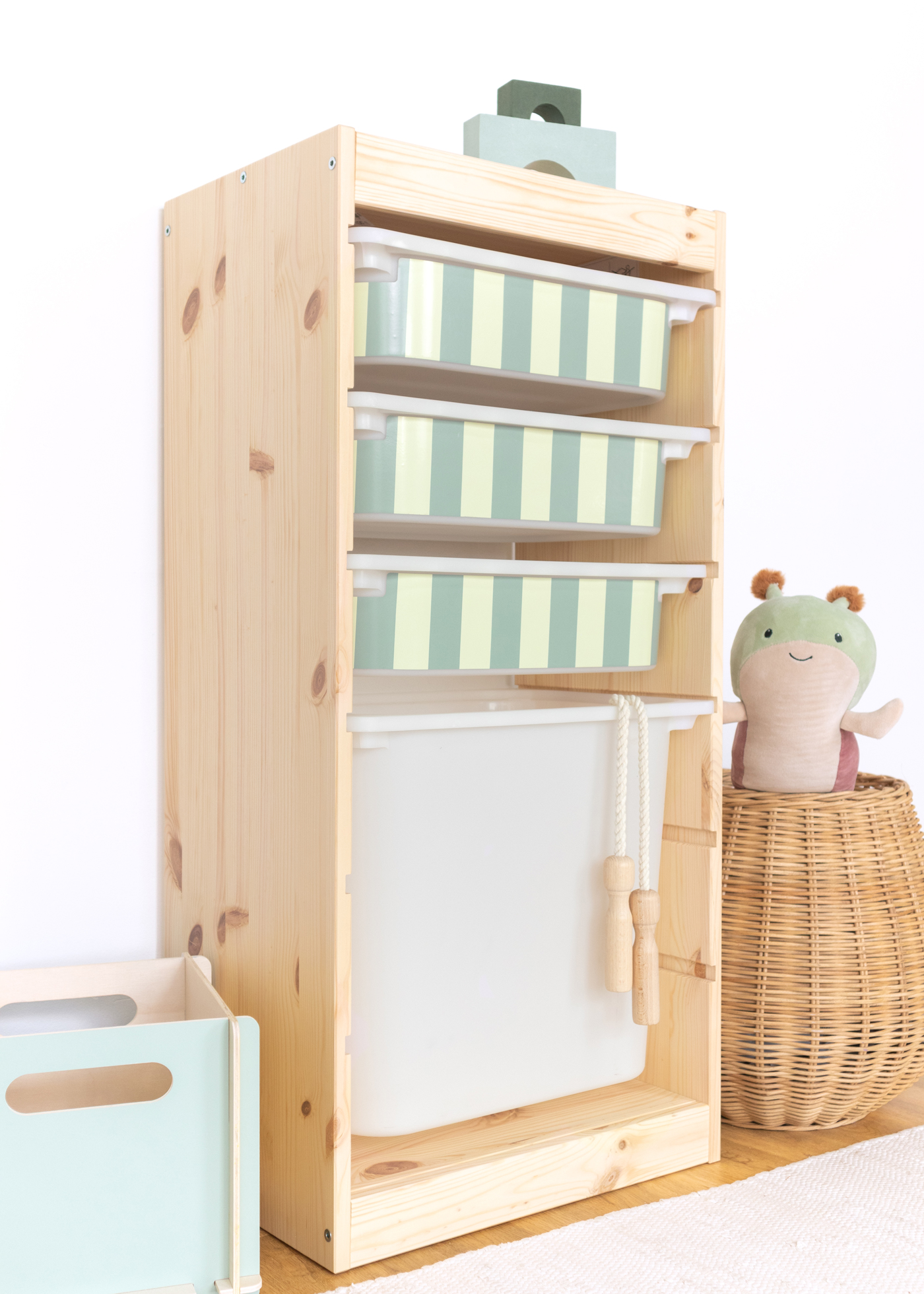 Aufbewahrungsbox im IKEA TROFAST Regal, dekoriert mit einem fröhlichen grün-gestreiften Muster.