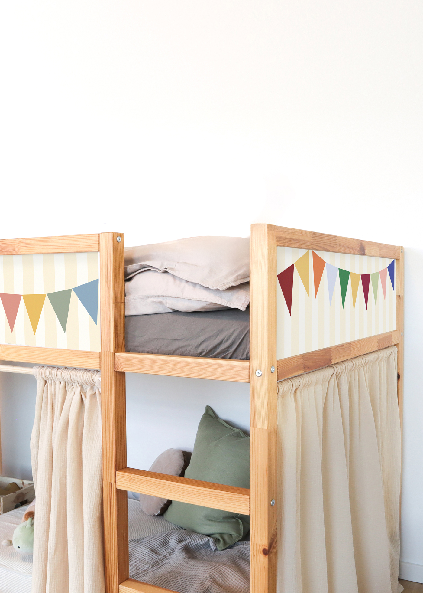 klebefolie ikea kura hochbett vimpel streifig buttergelb 0