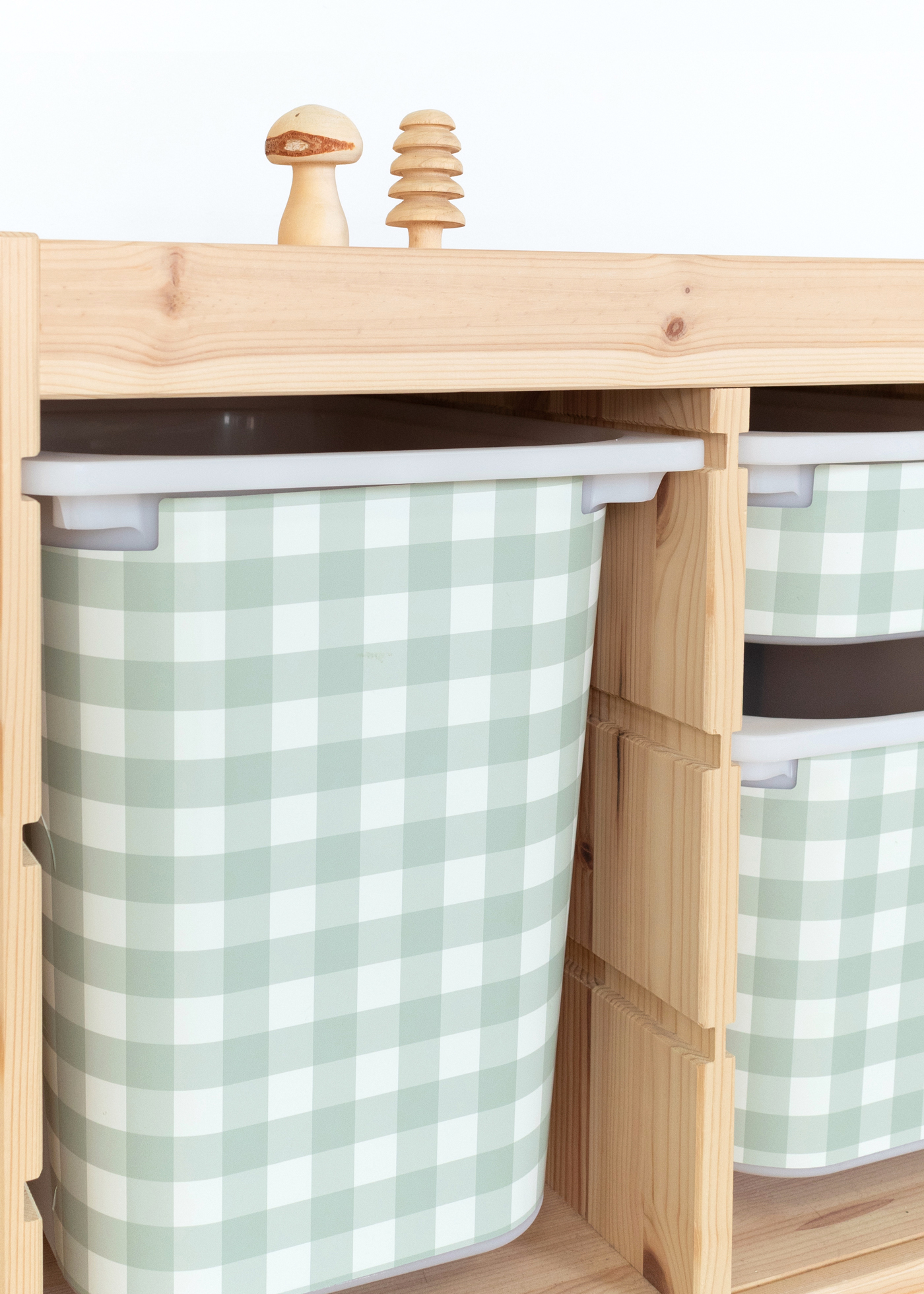 Selbstklebende Klebefolie für IKEA TROFAST Boxen mit Karomuster Selbstklebende Klebefolie für IKEA TROFAST Boxen mit Karomuster verwenden