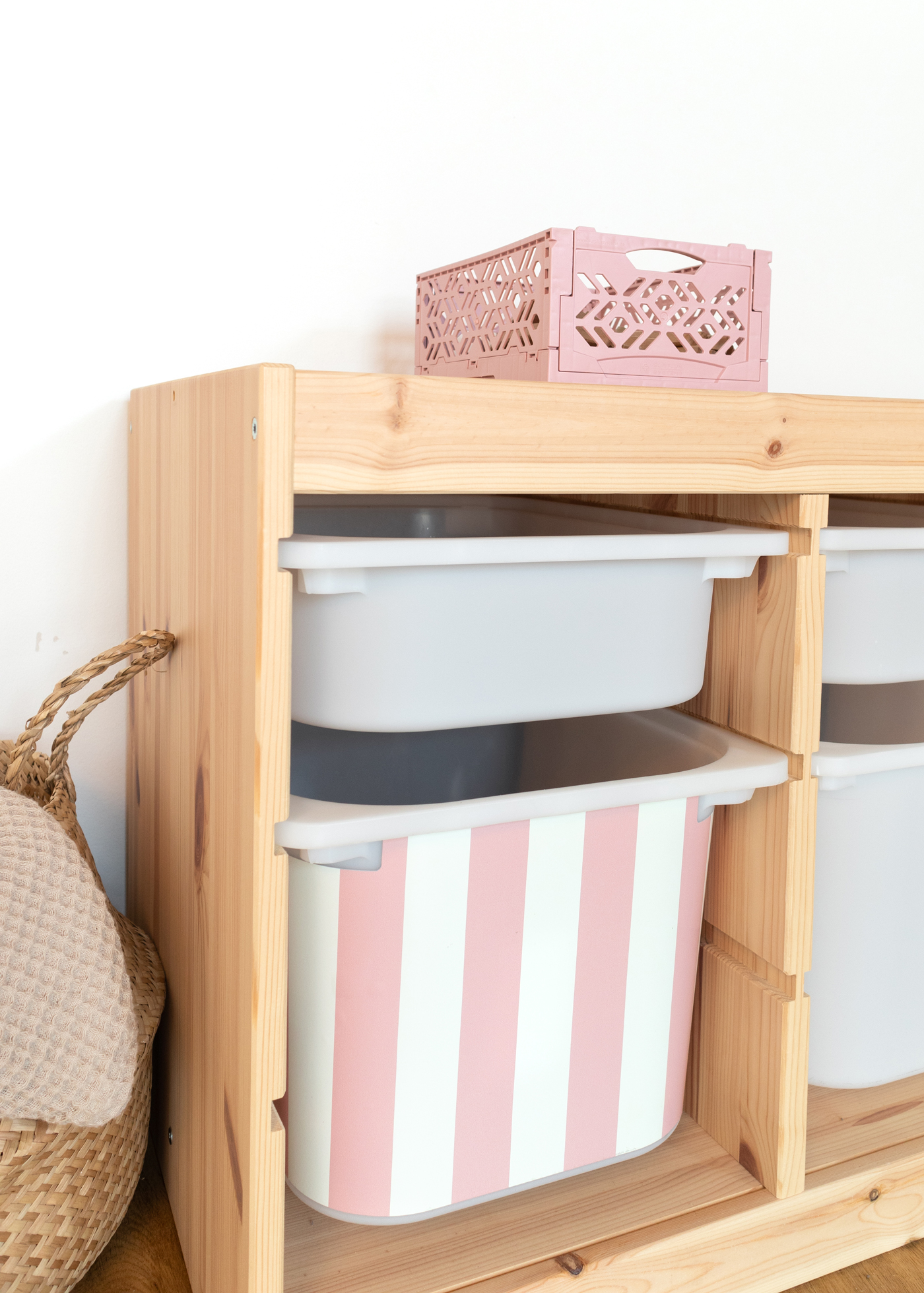 Bunte Klebefolie für IKEA TROFAST Boxen, fröhlich und lebendig Bunte Klebefolie für IKEA TROFAST Boxen mit Streifenmuster, fröhlich und lebendig